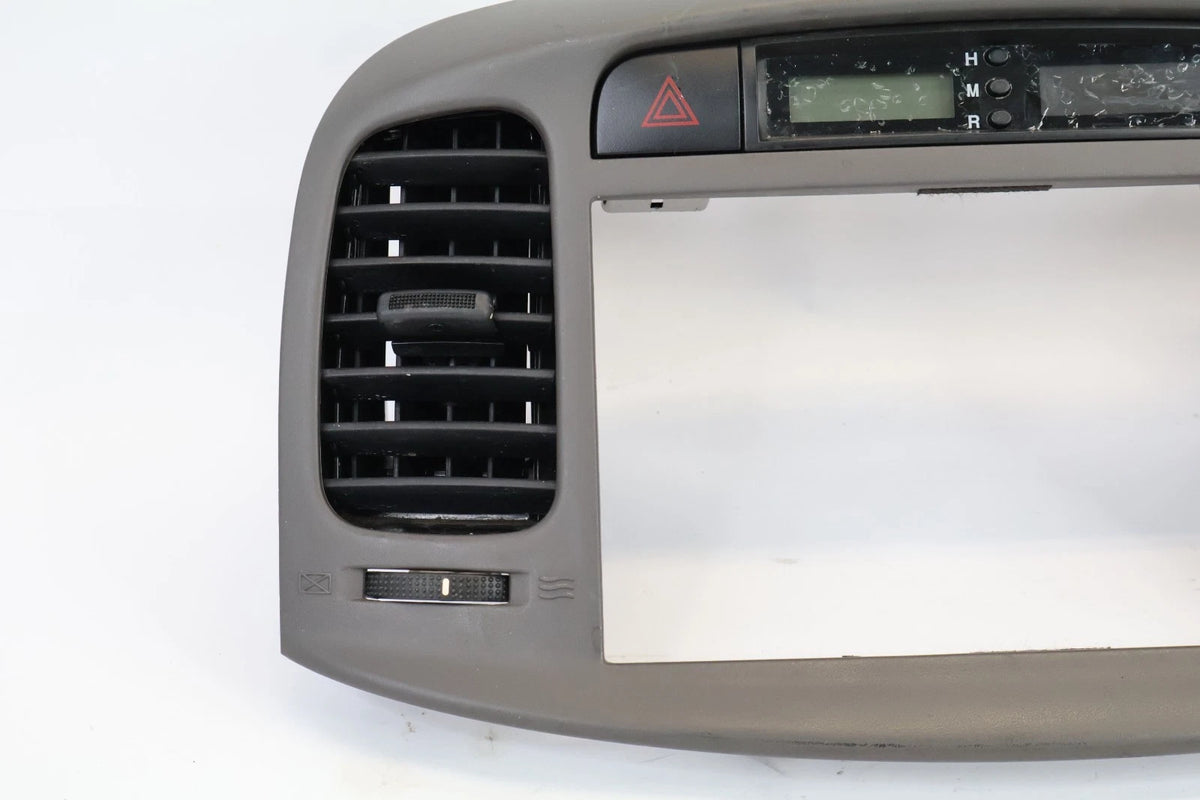 06-11 HYUNDAI ACCENT CENTER DASH RADIO CLIMATE BEZEL PANEL W VENTS & CLOCK OEM