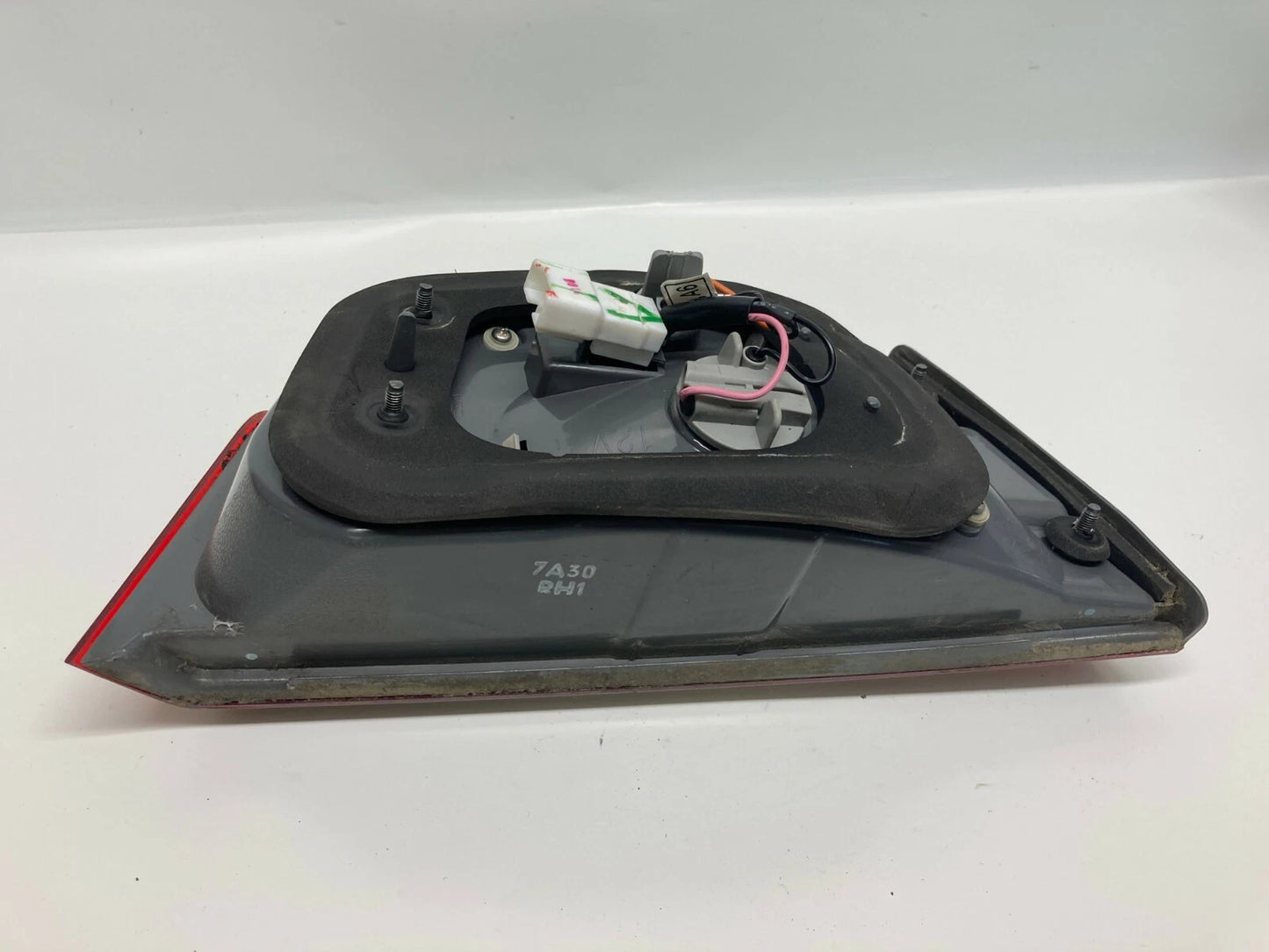 2006-2008 HYUNDAI SONATA REAR RIGHT PASSENGER INNER TAIL LIGHT 924040A0 OEM