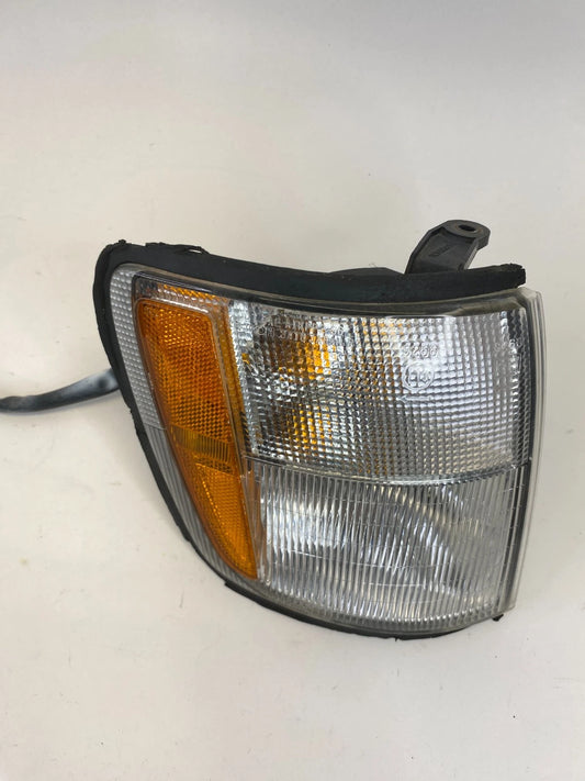 1998-2002 ISUZU TROOPER FENDER PASSENGER CORNER MARKER TURN SIGNAL LIGHT LAMP