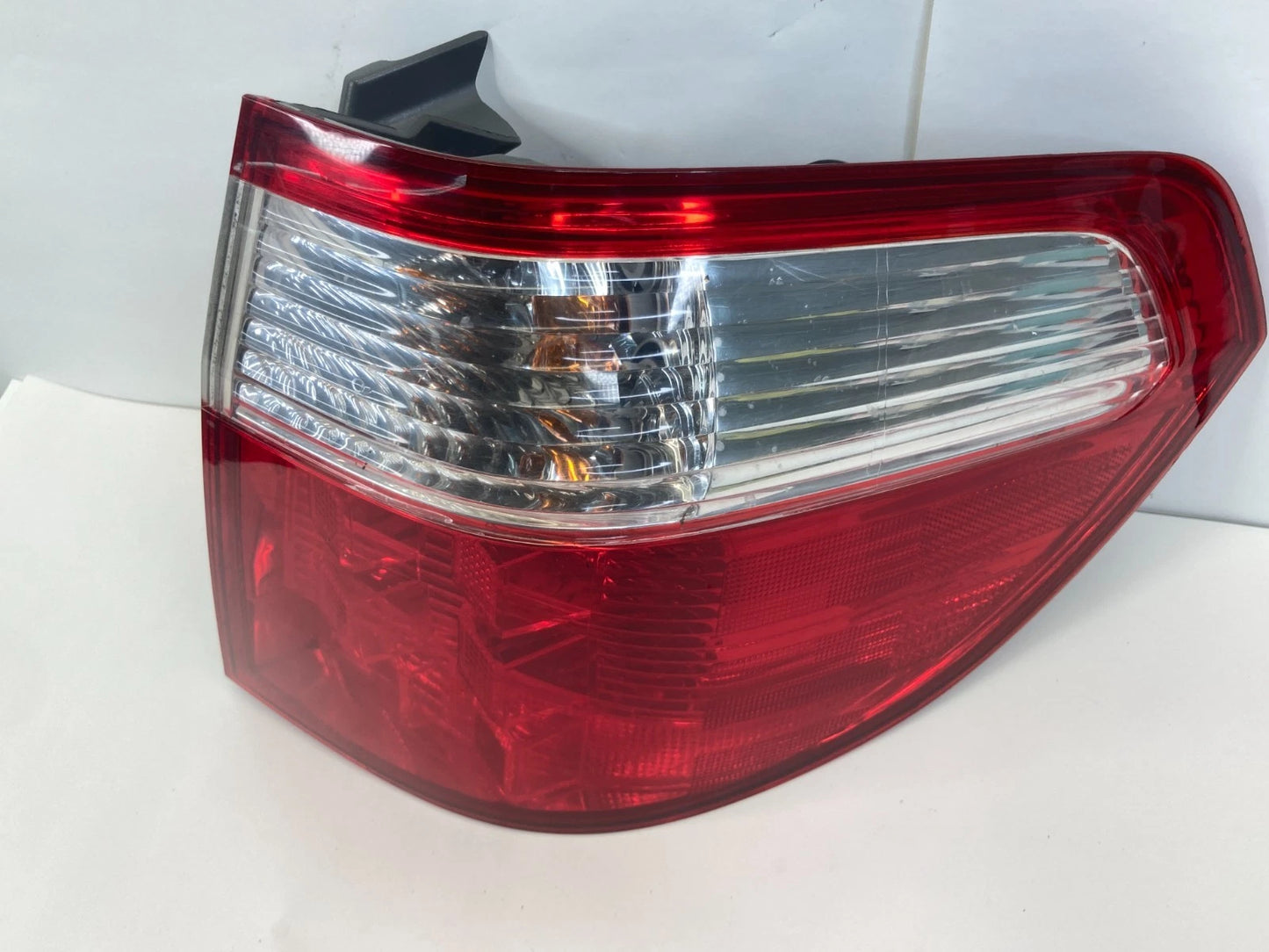 2005-2007 HONDA ODYSSEY RIGHT PASSENGER TAIL LIGHT OUTER TAIL LAMP TAILLIGHT OEM