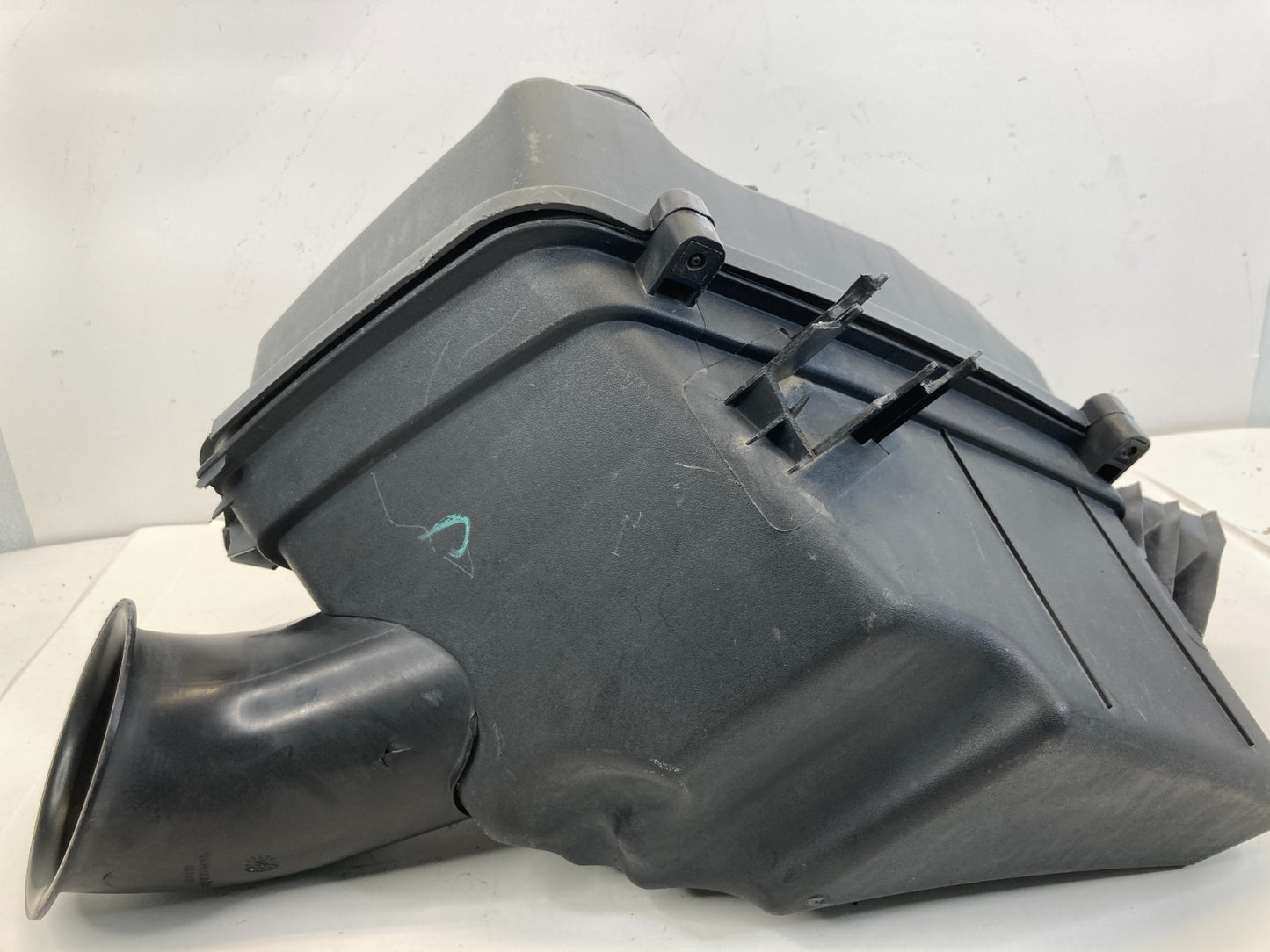 2005-2011 Cadillac STS 3.6L Air Intake Box Housing w/ Hose Tube 15812559 OEM