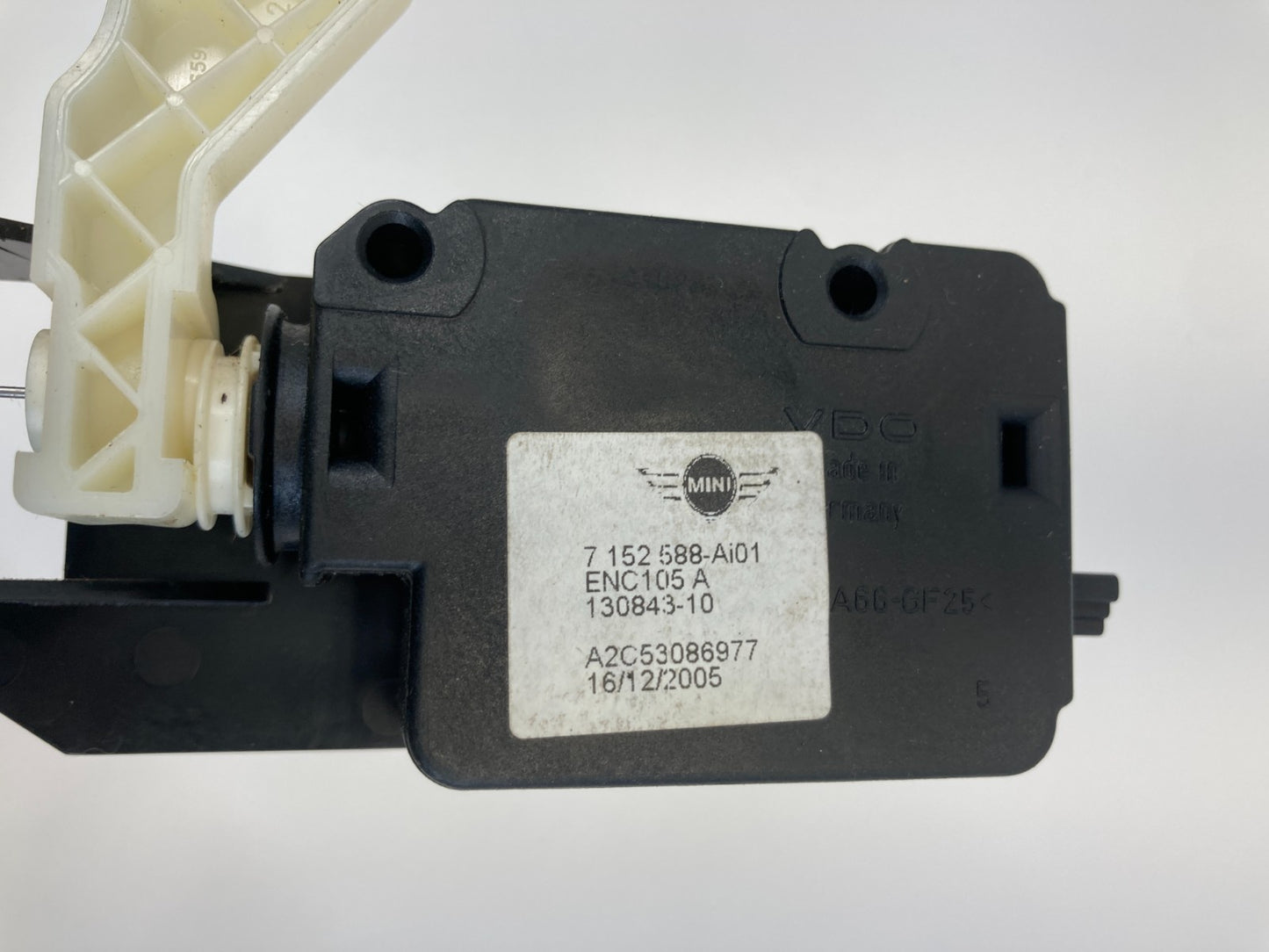 2004-2006 Mini Cooper Fuel Flap Release Locking Motor Actuator W/ Cable 7152588