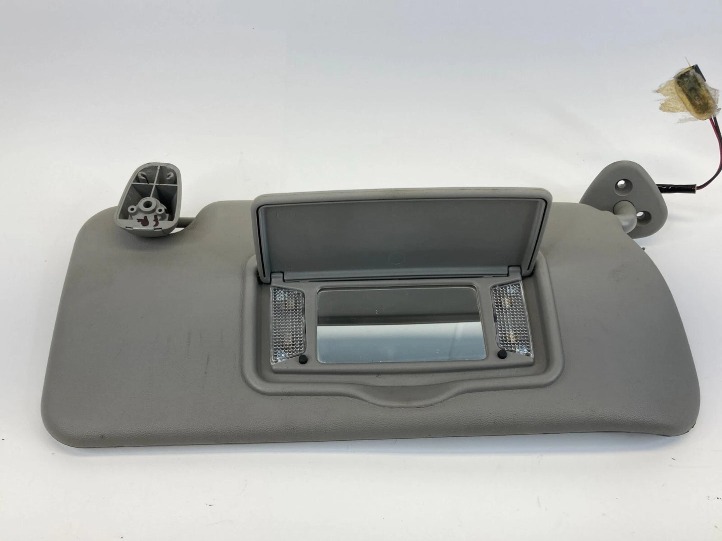 2004-2009 CADILLAC SRX RIGHT PASSENGER SIDE SUNVISOR SUN VISOR SHADE W/ MIRROR