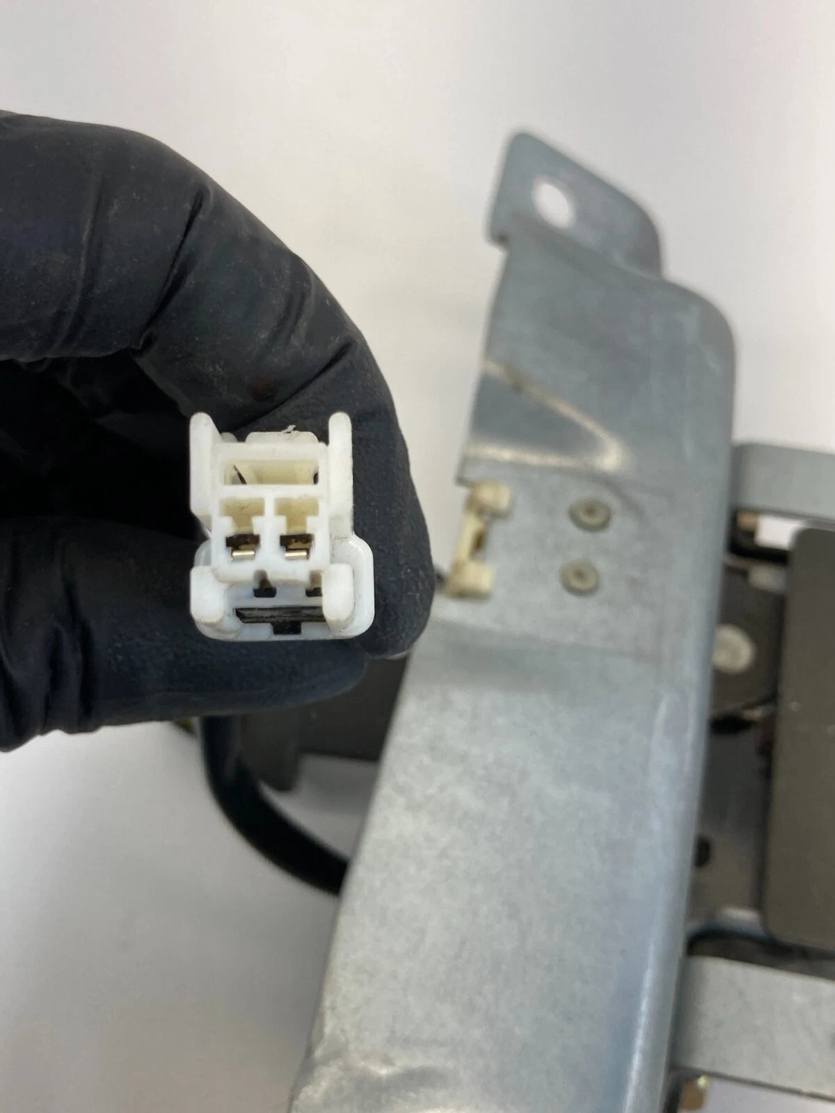 96-04 NISSAN PATHFINDER REAR TRUNK LIFTGATE WINDOW GLASS LOCK ACTUATOR LATCH