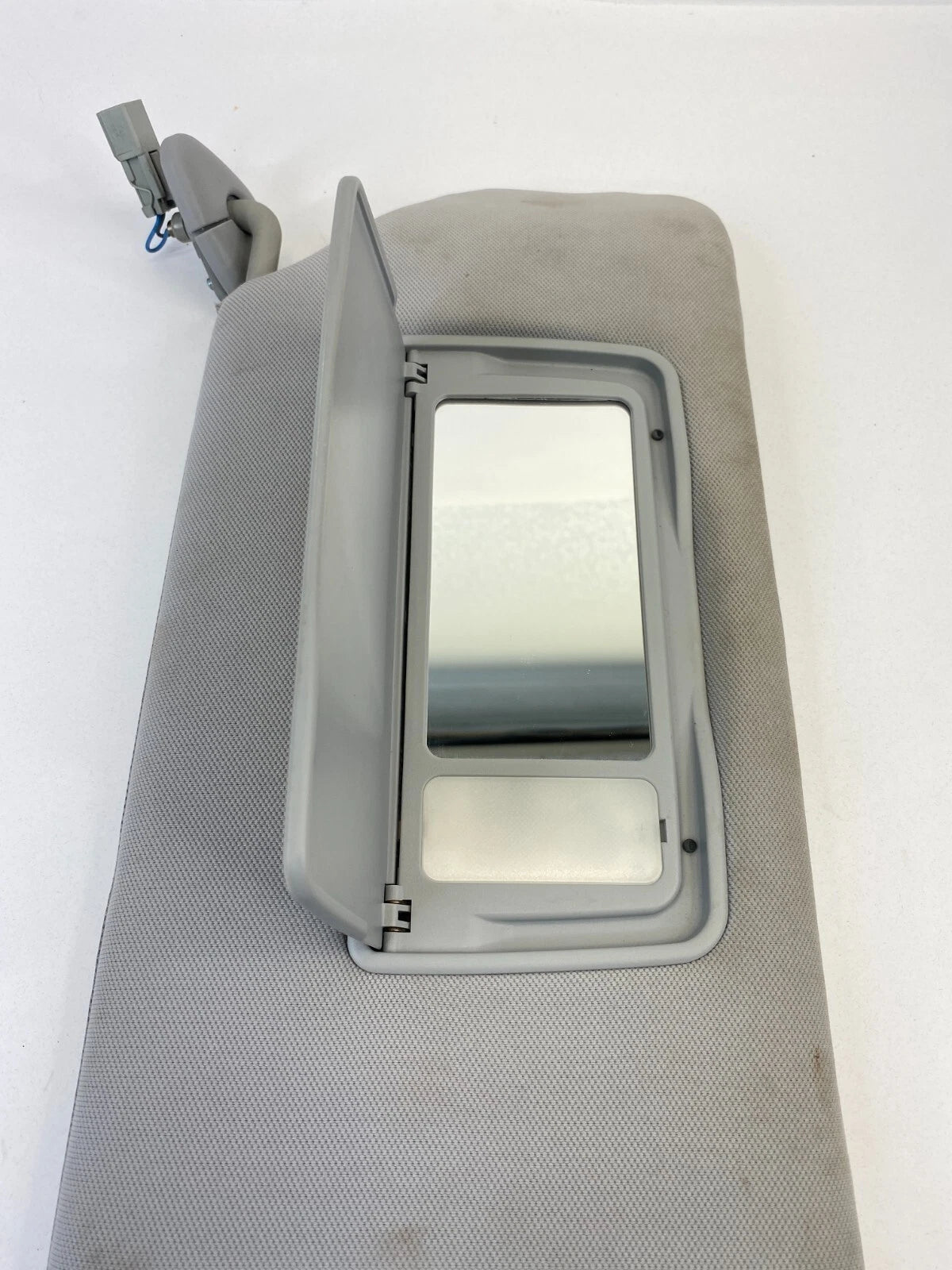 2005-2007 HONDA ODYSSEY RIGHT PASSENGER SIDE SUNVISOR SUN VISOR SHADE W/ LIGHT