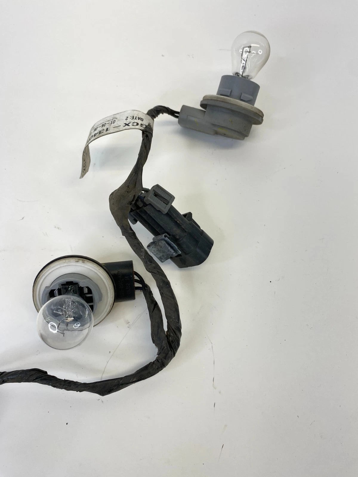 2002-2007 SATURN VUE TAIL LIGHT LAMP WIRE HARNESS REAR PLUG 2GCX-13407-AC OEM