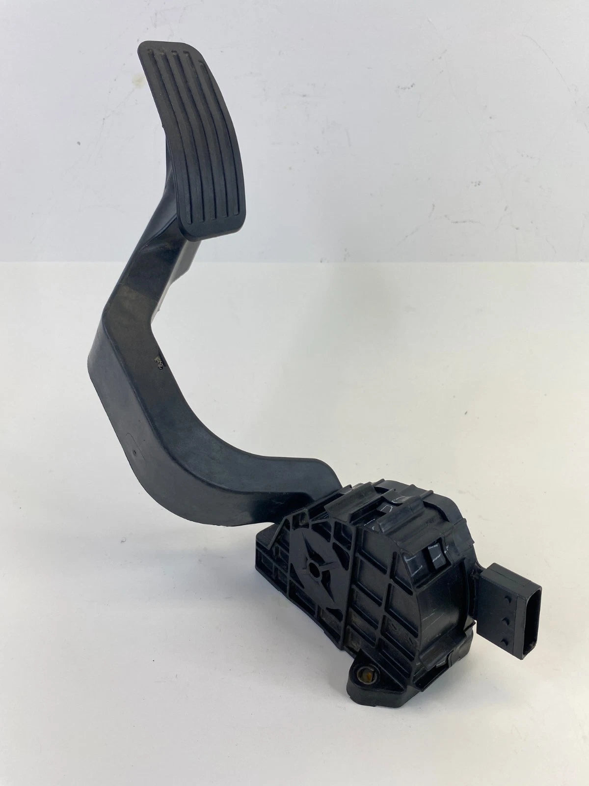 2015-2017 Chrysler 200 2.4L A/T Accelerator Gas Throttle Pedal 04581697AA OEM