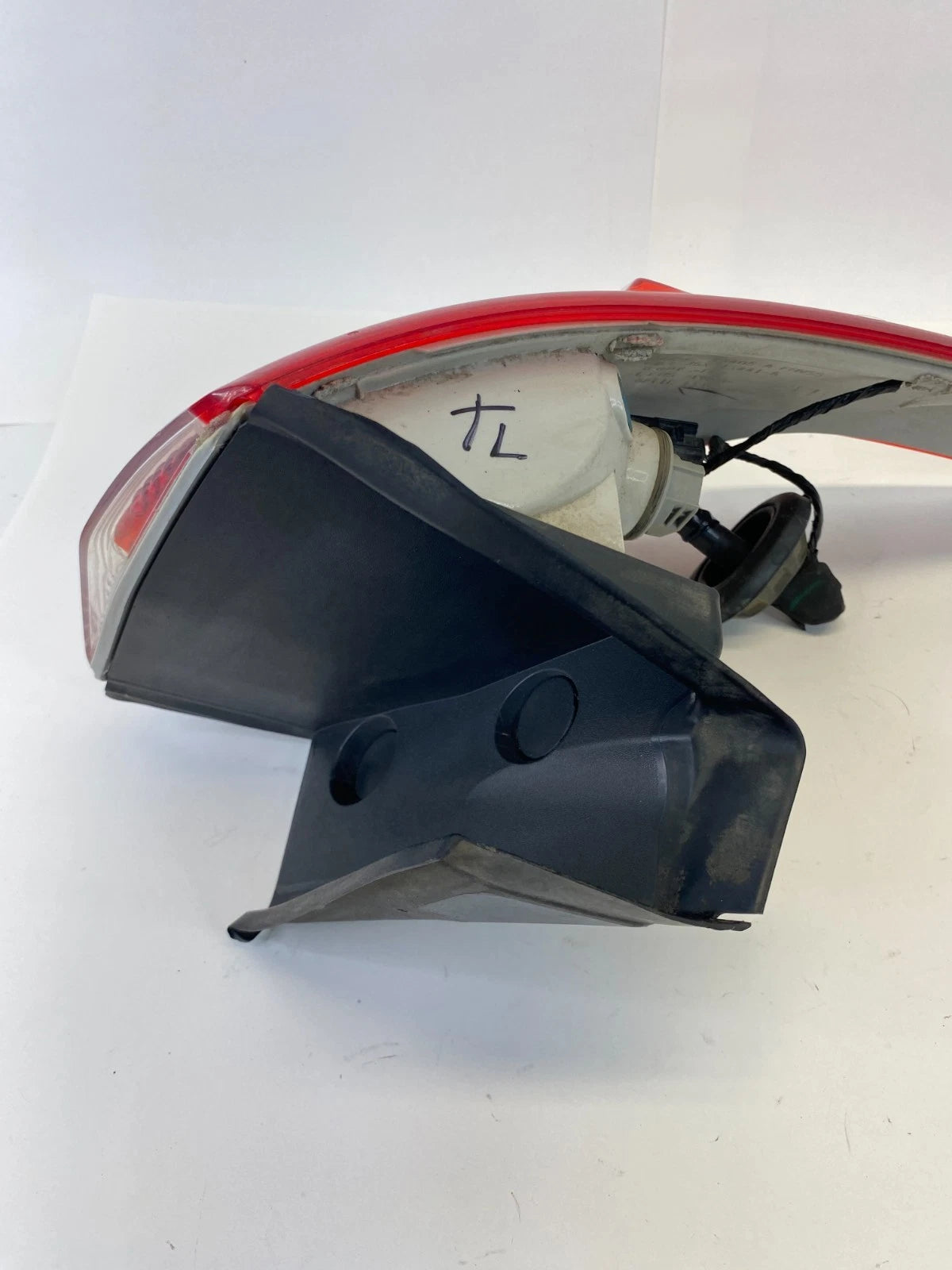 2013-2016 FORD ESCAPE LEFT REAR OUTER TAILLIGHT LAMP ASSY CJ54-13405-A OEM