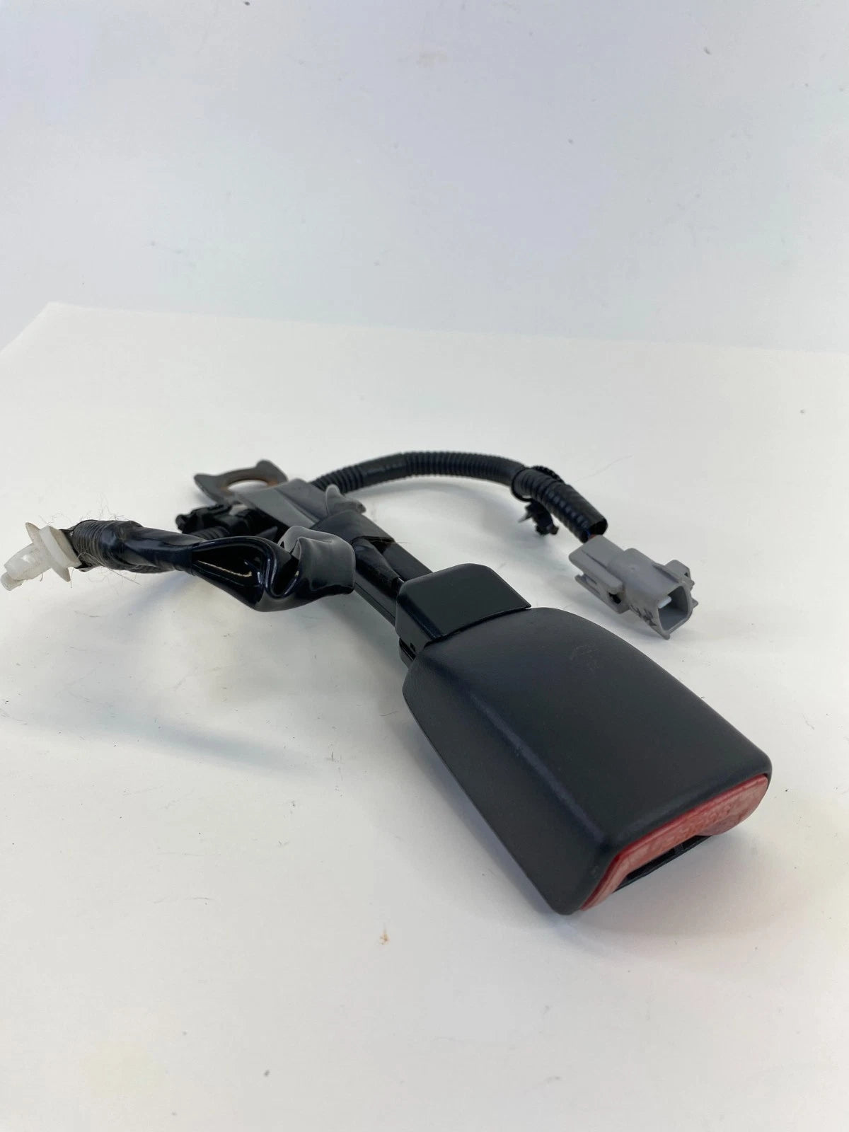 2005-2008 Pontiac Vibe Front Right Seat Belt Buckle 56458-A OEM