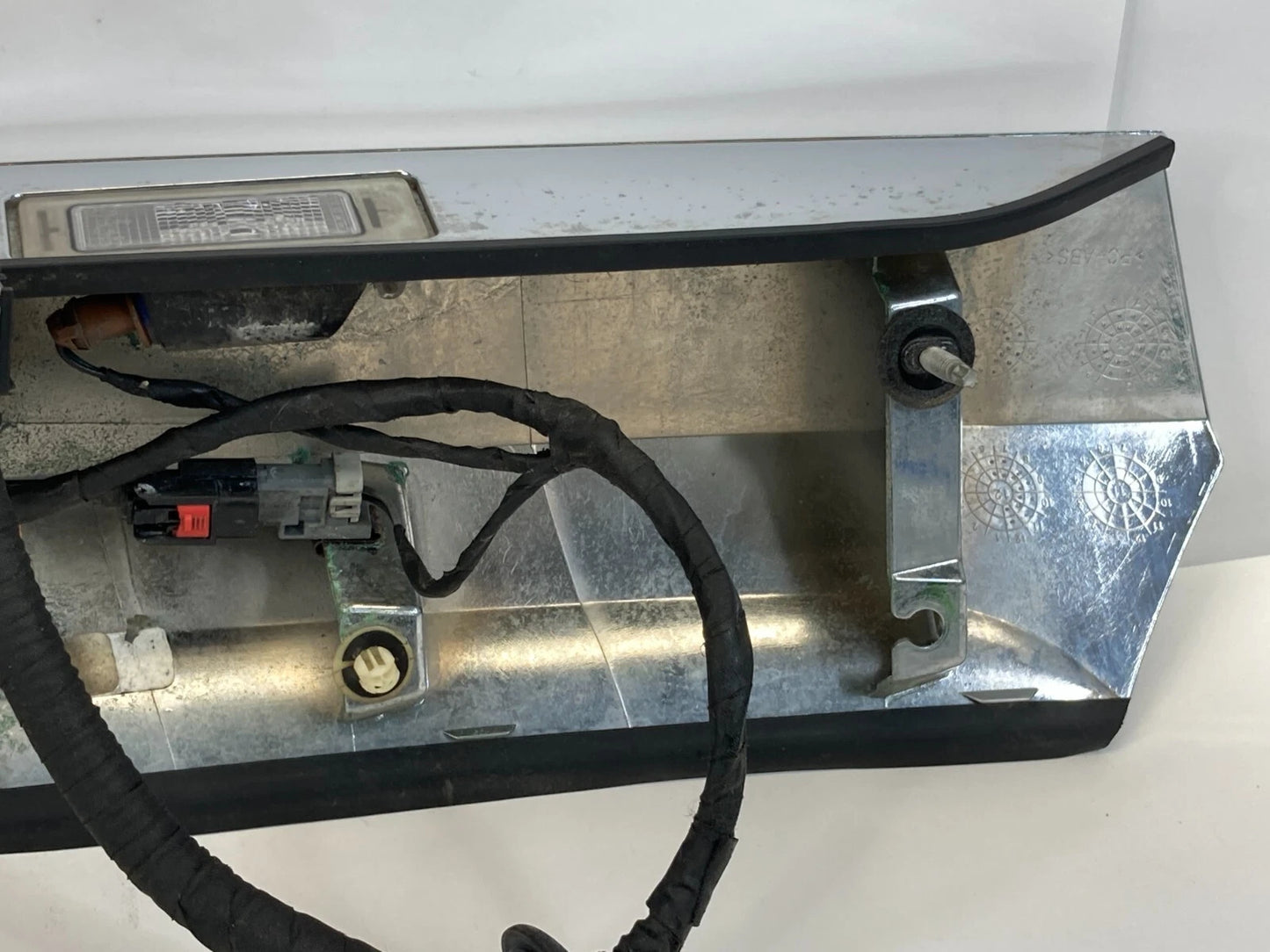 2010-2015 GMC TERRAIN TRUNK LID GARNISH LICENSE PLATE BEZEL MOLDING W/ CAMERA