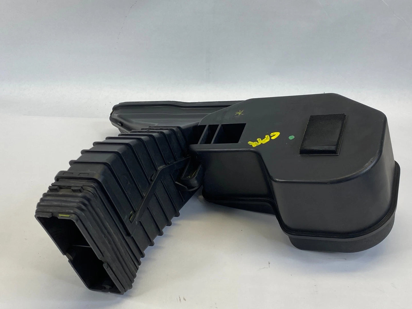 2014 2015 KIA SORENTO 3.3L AIR INTAKE INLET DUCT RESONATOR ASSY OEM 28210-1U600