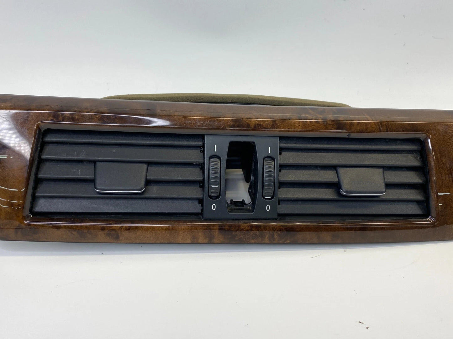 09 10 BMW 535i XDRIVE 08-10 535i CENTER DASH TRIM MOLDING BEZEL W/ AIR VENT OEM