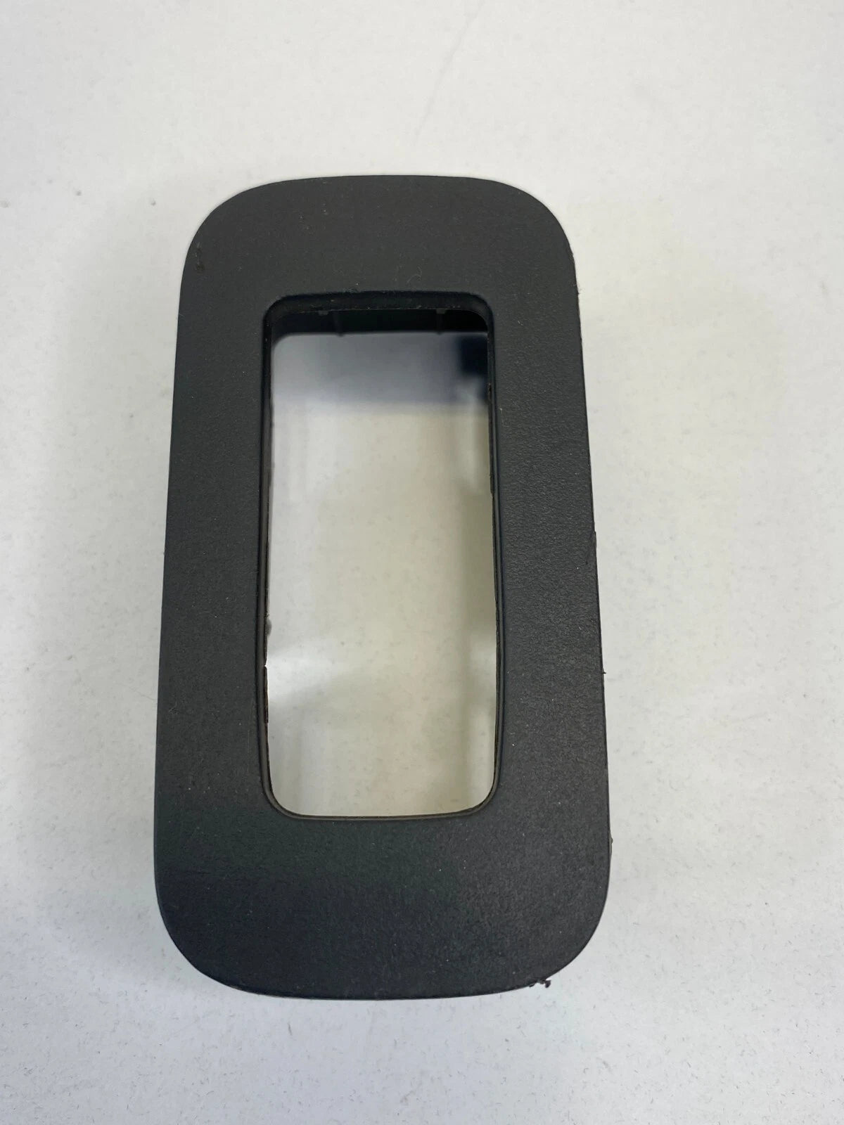 2007-2010 DODGE CHARGER RIGHT PASSENGER DOOR WINDOW SWITCH COVER BEZEL 100010774