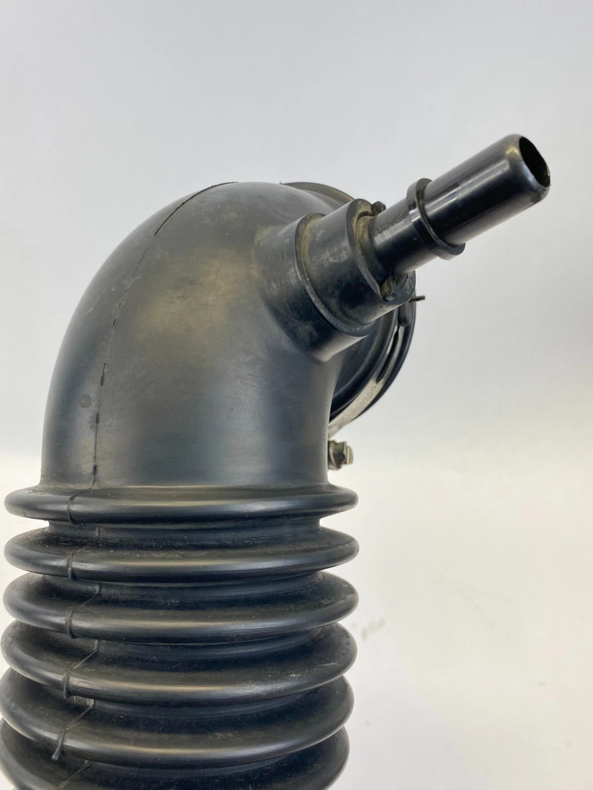 2009-2012 FORD ESCAPE 2.5L L4 AT AIR CLEANER INTAKE HOSE PIPE TUBE 9L84-9R504-CB