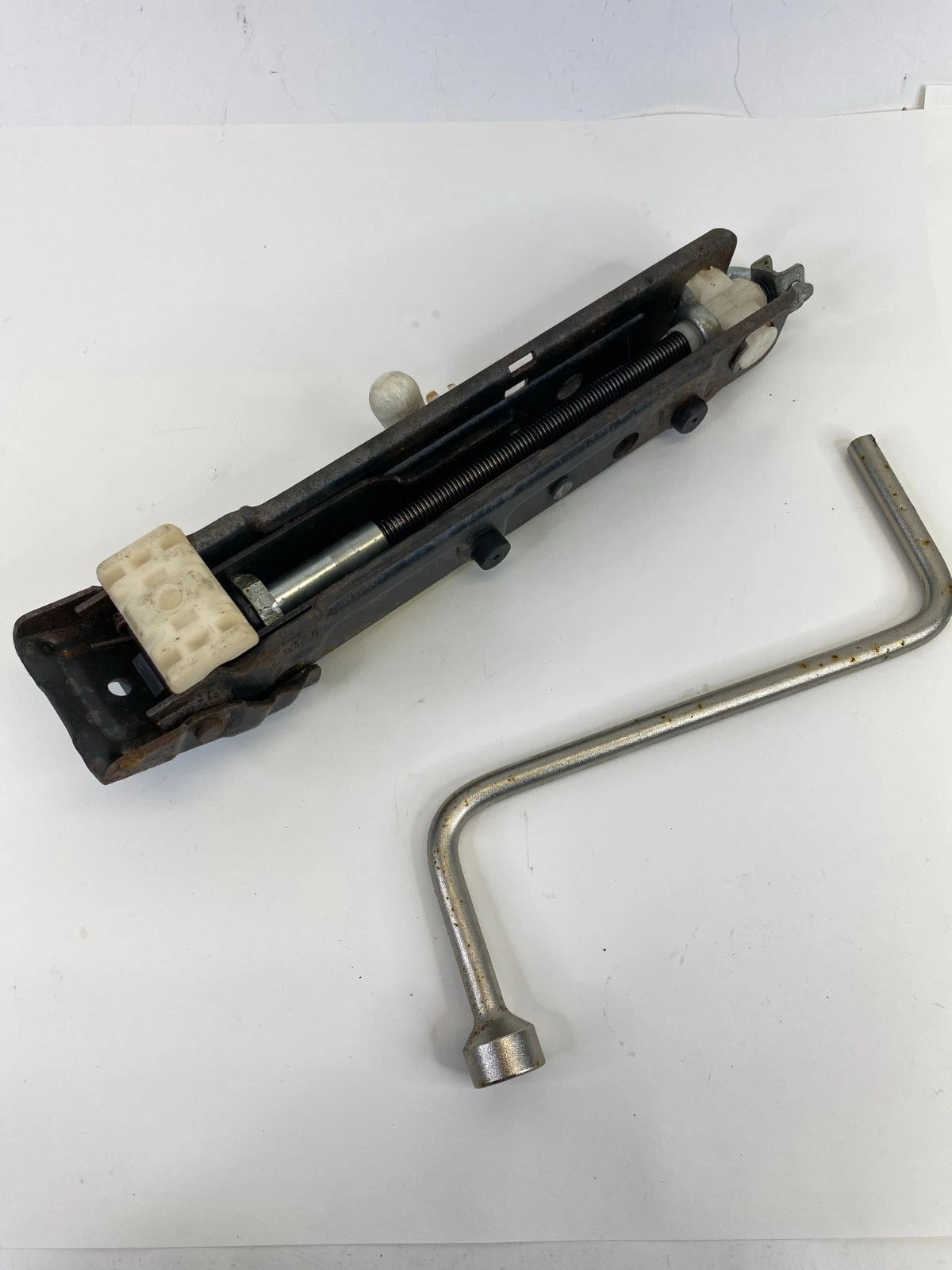 01 02 03 04 05 06 BMW 325i EMERGENCY SPARE TIRE JACK TOOL KIT LUG NUT WRENCH OEM