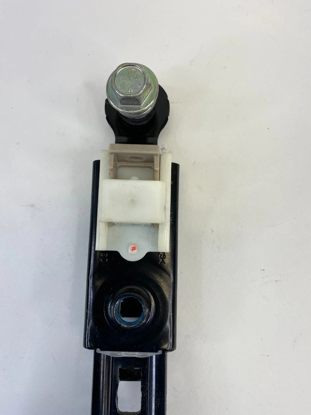 2011-2016 HYUNDAI ELANTRA REAR RIGHT SEAT BELT ADJUSTER HEIGHT BRACKET SUPPORT