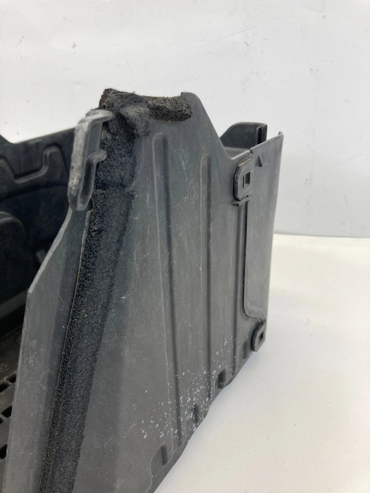 2008-2012 LAND ROVER LR2 BATTERY TRAY HOUSING CASE 6G9N-10757-AE OEM