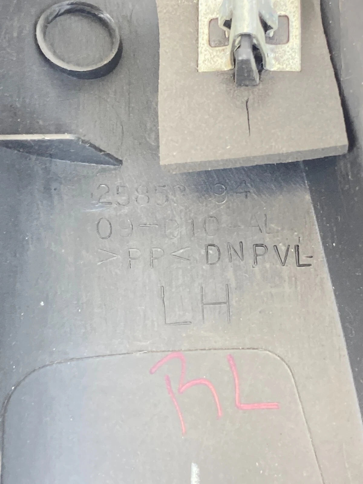 09 10 11 12 CHEVROLET TRAVERSE REAR LEFT DOOR INNER FRAME CORNER BEZEL 25852794