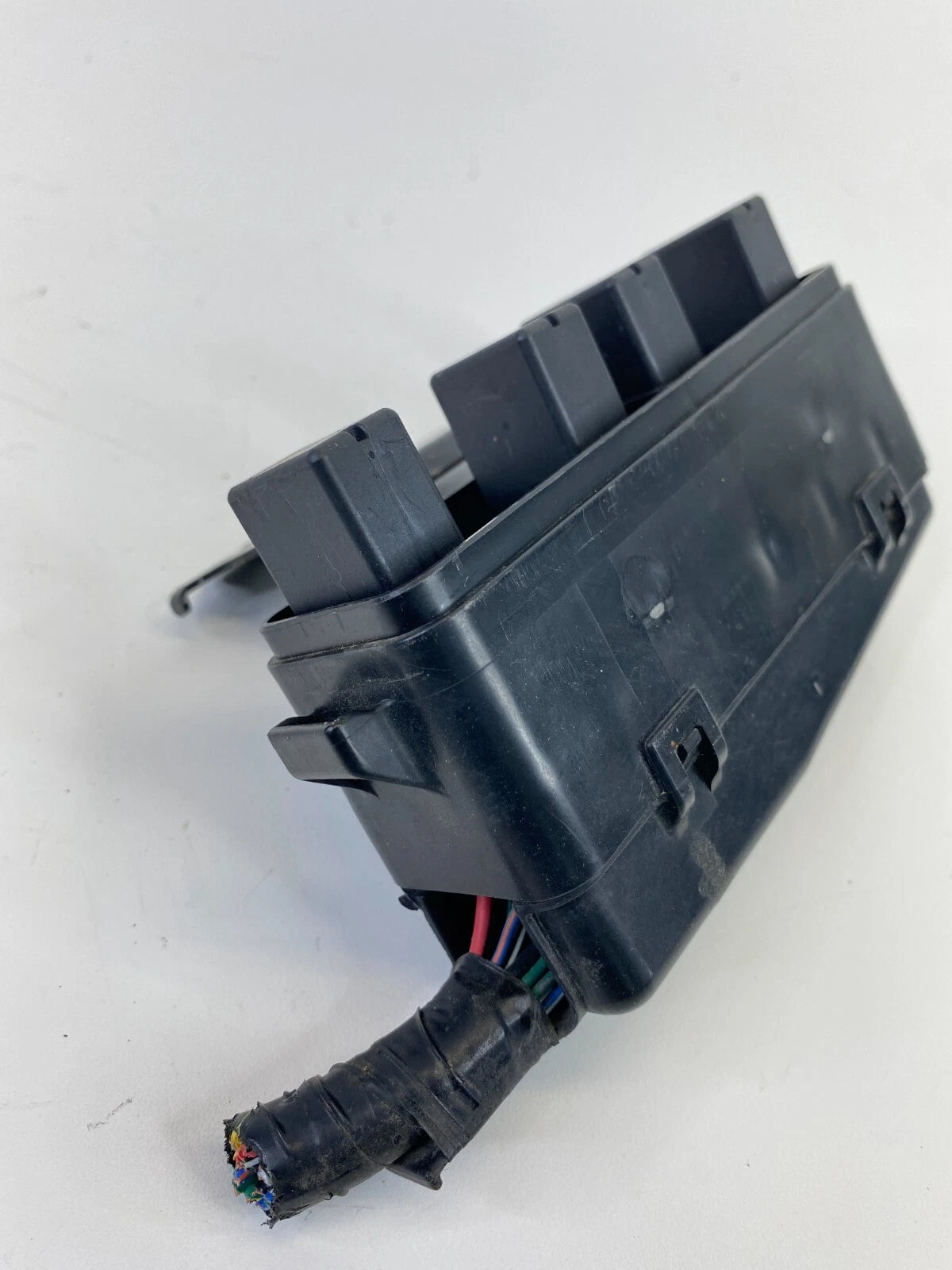 2000 2001 MAZDA MPV 2.5L ENGINE ROOM FUSE RELAY BOX UNIT WITH MOUNT BRACKET OEM