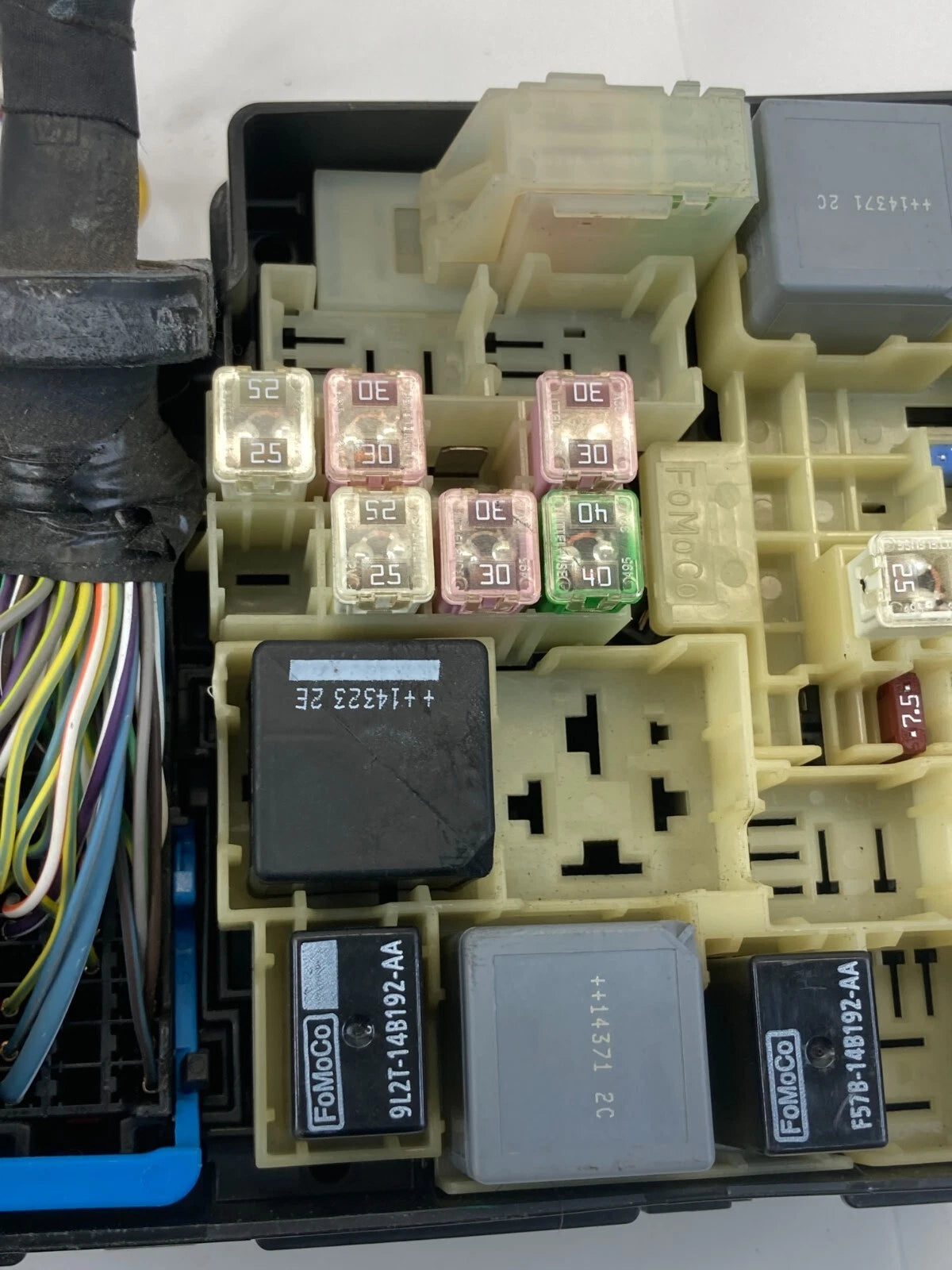 2013 2014 FORD FOCUS 2.0L L4 ENGINE COMPARTMENT JUNCTION FUSE BOX AV6T-14A142-AB