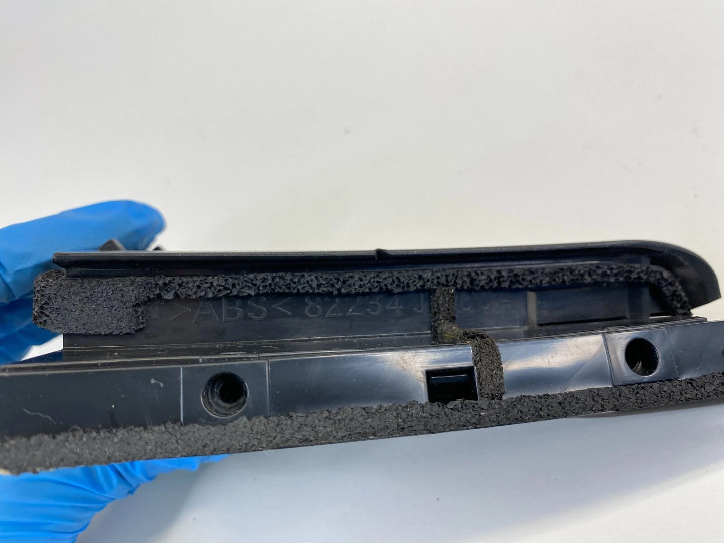 2008-2013 NISSAN ROGUE REAR RIGHT DOOR INNER CORNER WINDOW GLASS COVER CHANNEL