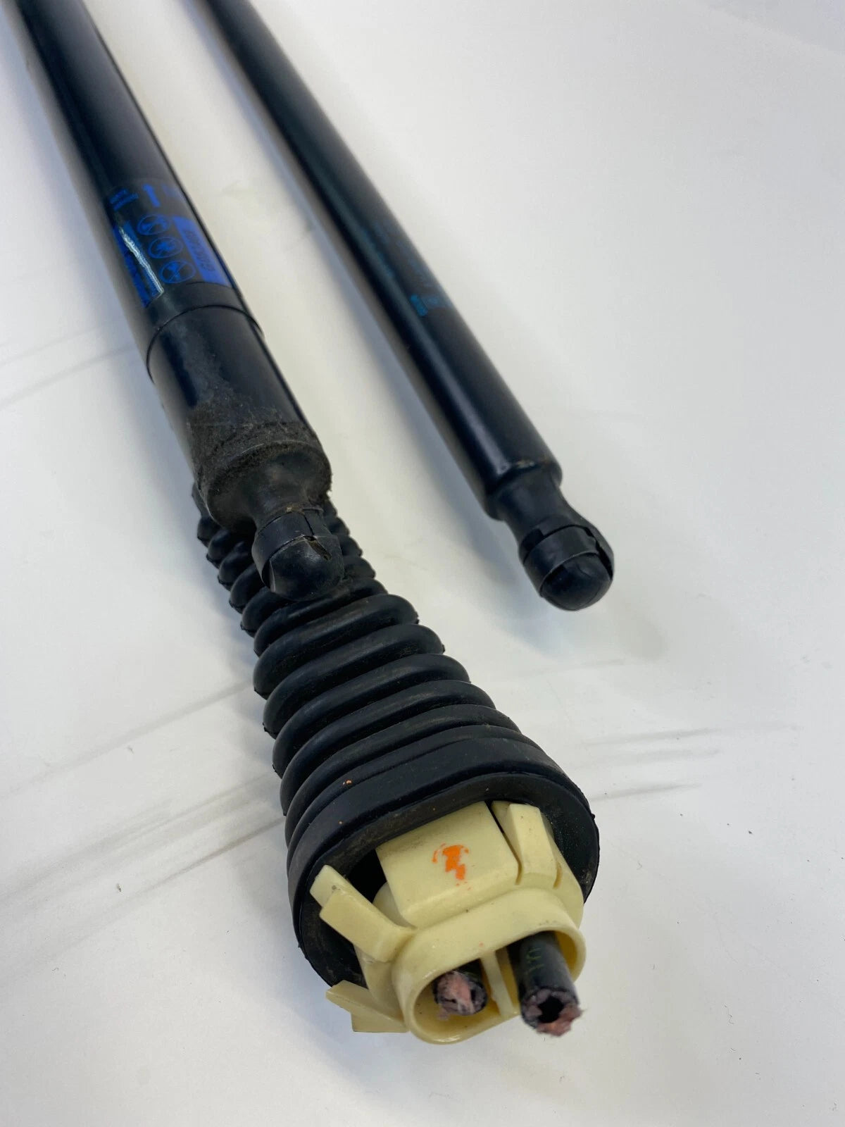 10-16 CADILLAC SRX TAILGATE LIFTGATE ACTUATOR LIFT STRUT CYLINDER PAIR 20928645