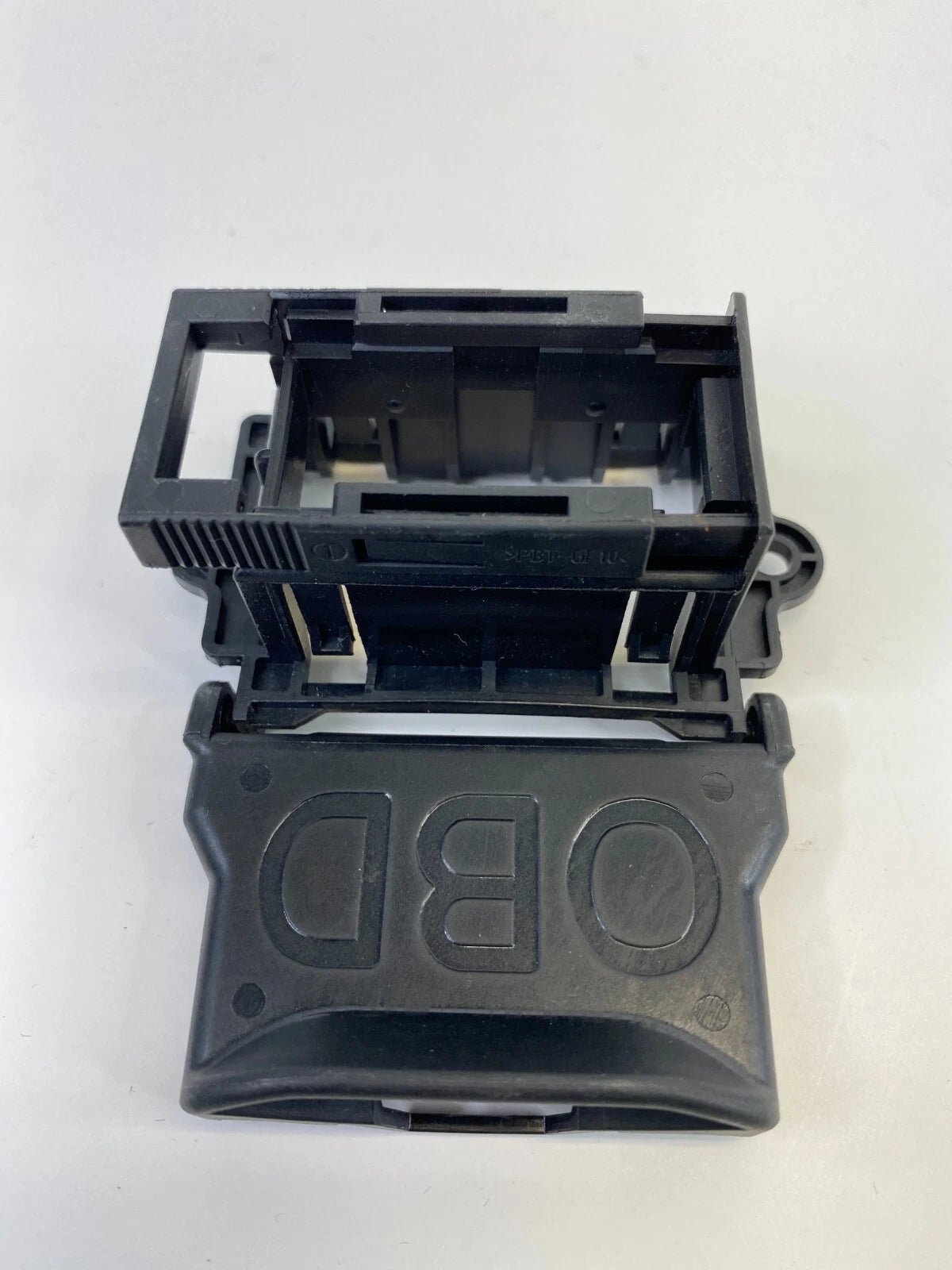 2012-2016 MERCEDES-BENZ E350 DIAGNOSTIC PLUG PORT UNDER COVER 202-540-23-73 OEM