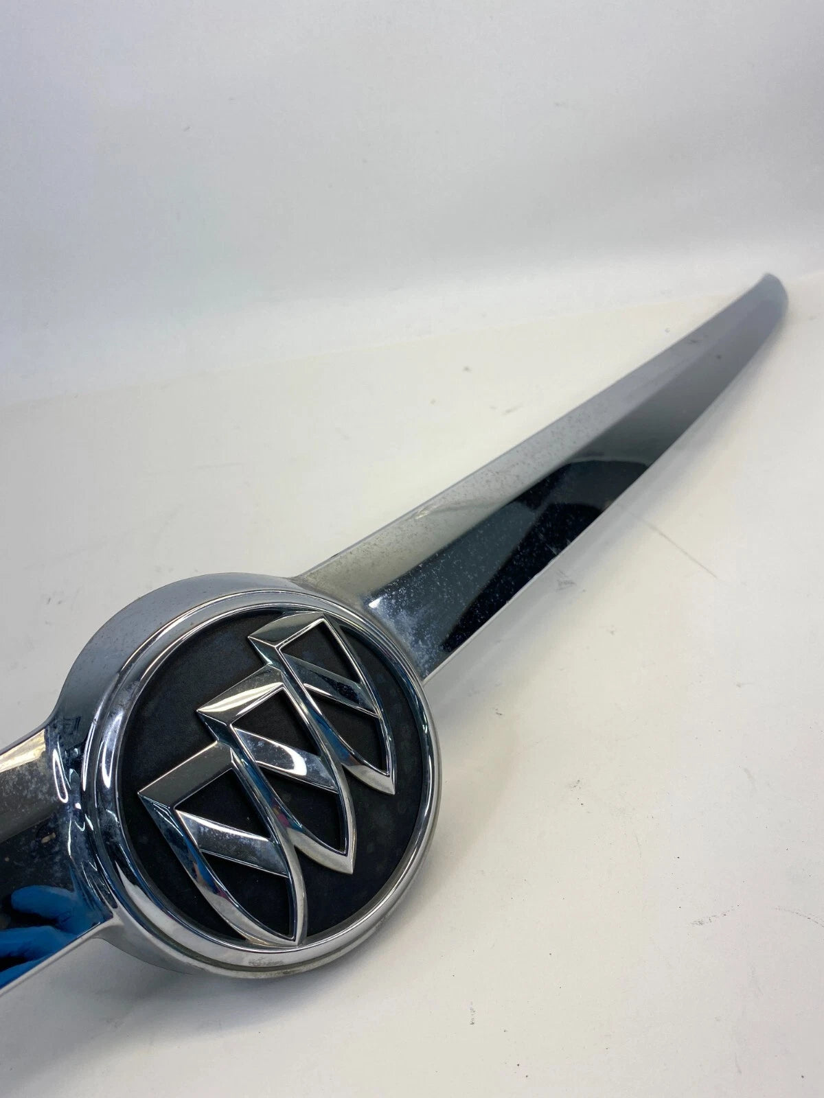 11-13 BUICK REGAL REAR TRUNK TAILGATE MOLDING TRIM GARNISH W/ EMBLEM 132266400