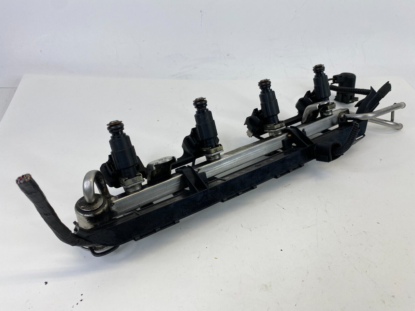 1999-2005 Volkswagen Beetle AT Fuel Injection Rail W/ Injectors 06A-133-681-B