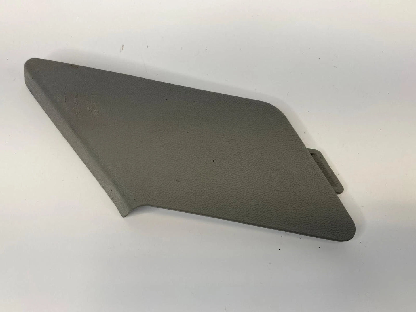 05-11 AUDI A6 QUATTRO FRONT RIGHT SEAT BELT TRACK CAP COVER TRIM 8E0882328A OEM
