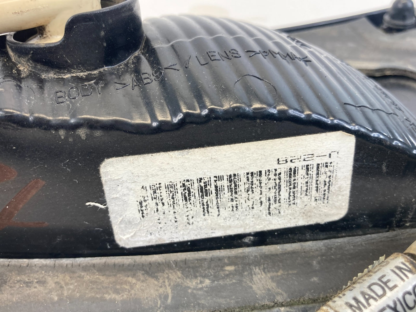 2002-2006 Lincoln Navigator Rear Left Side Inner Taillight Tail Light 44ZG-11115