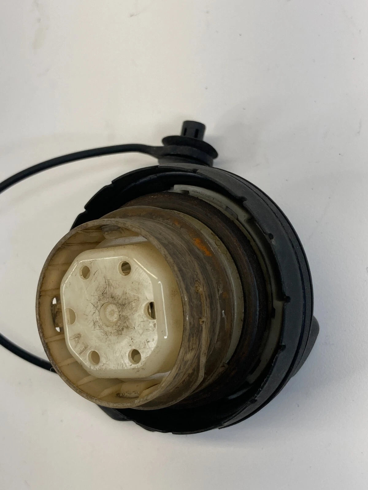 2010 2011 CADILLAC SRX 12-15 CTS 13-17 ATS FUEL FILLER GAS TANK CAP COVER OEM