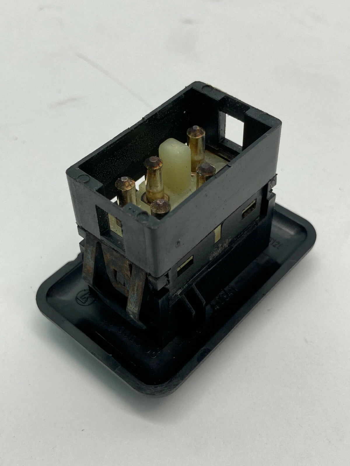 93 94 95 96 97 VOLVO 850 REAR RIGHT SIDE POWER WINDOW SWITCH BUTTON 3523120 OEM