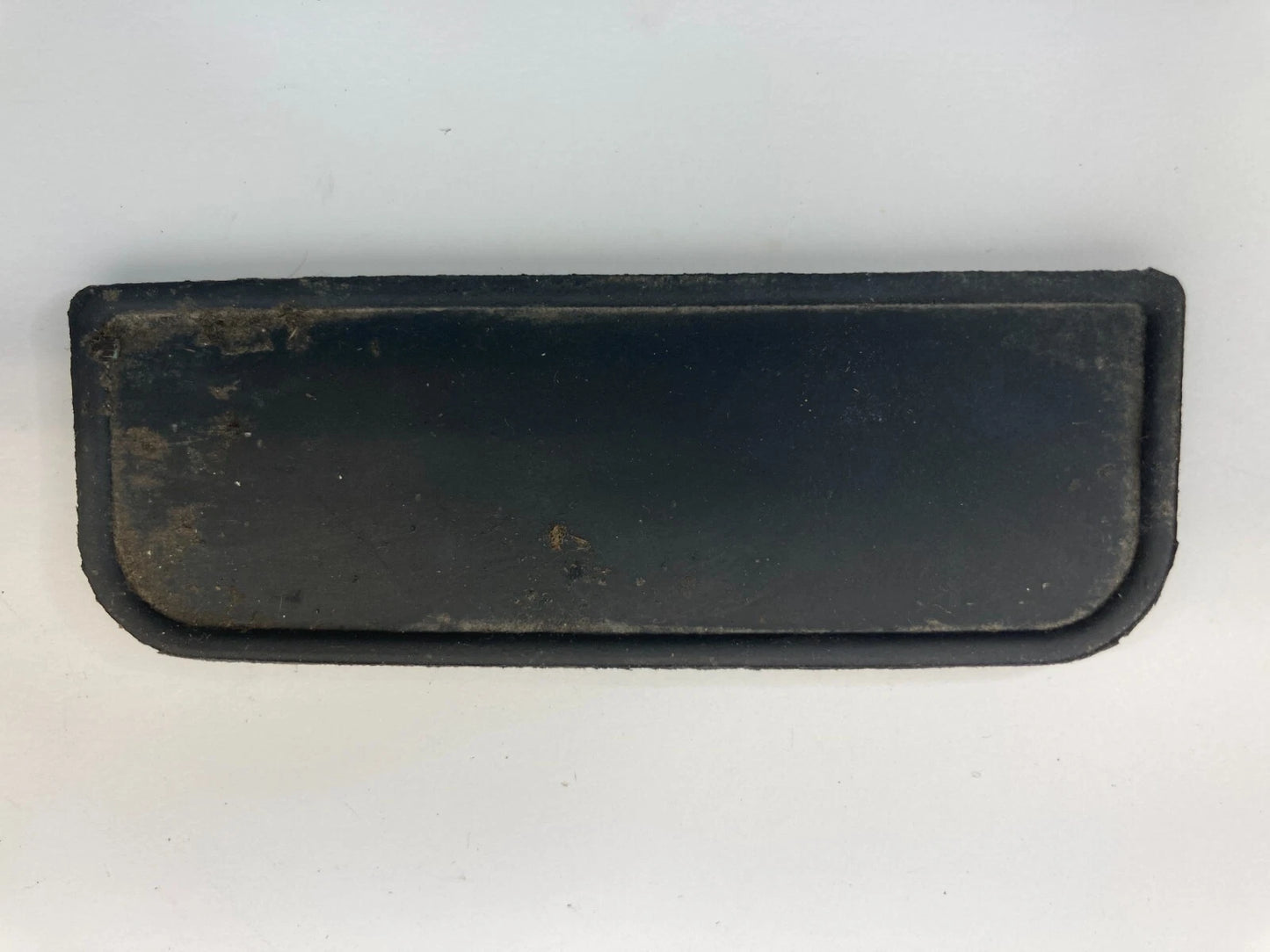 2003-2008 KIA SORENTO FRONT LEFT DRIVER SIDE PAD COVER TRIM LID 93561-3E000 OEM