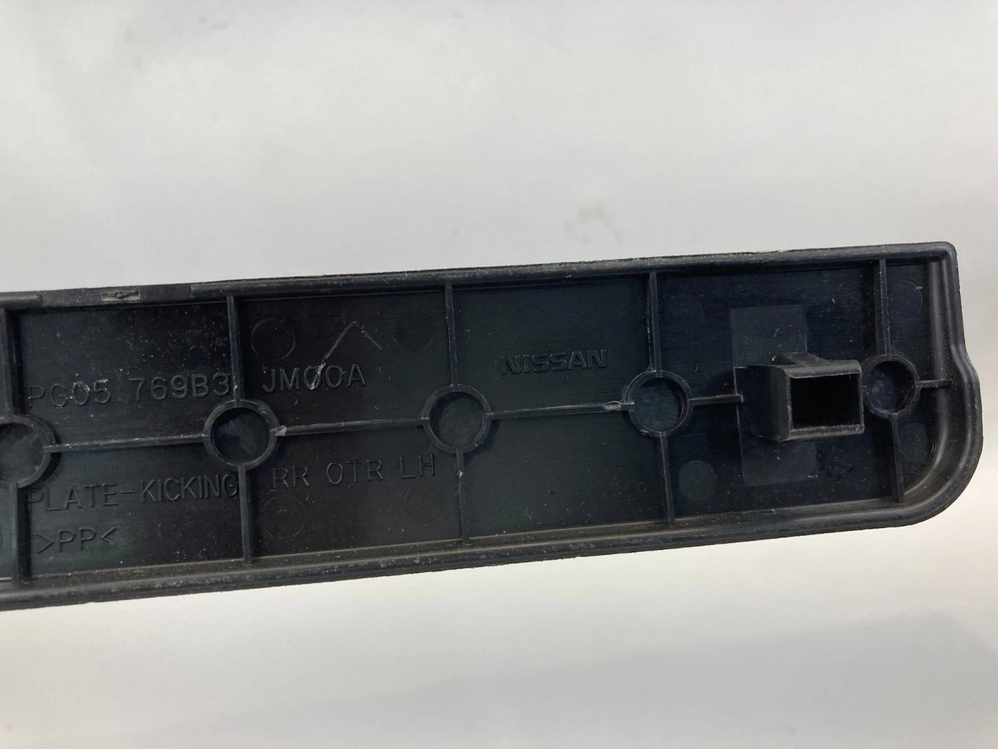 2008-2013 NISSAN ROGUE REAR LEFT SIDE UPPER PILLAR SILL SCUFF PLATE 769B3-JM00A