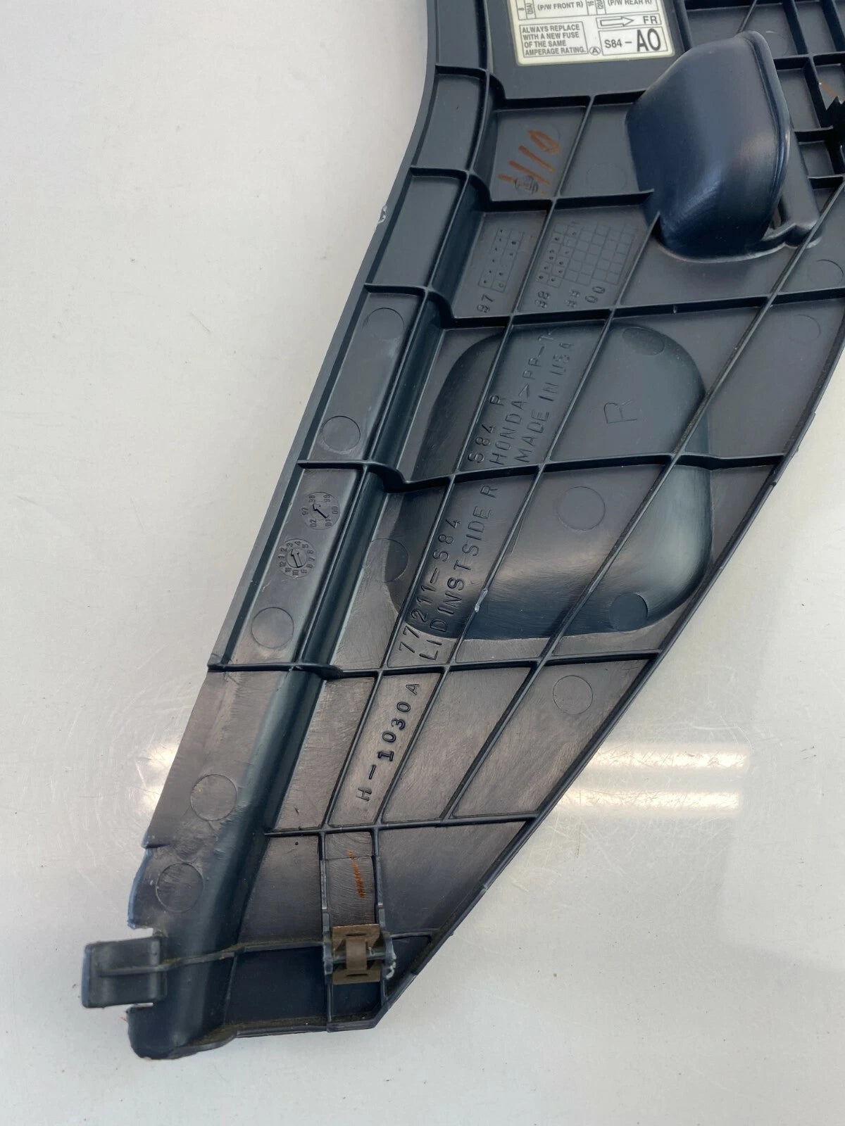 98-02 HONDA ACCORD DASH RIGHT PASSENGER FUSE BOX LID ACCESS END COVER 77211-S84