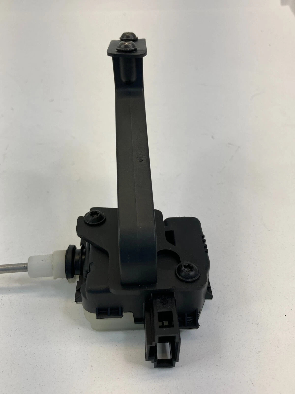 2003-2009 MERCEDES-BENZ E320 FUEL FILLER DOOR LOCK ACTUATOR BRACKET 2038201997