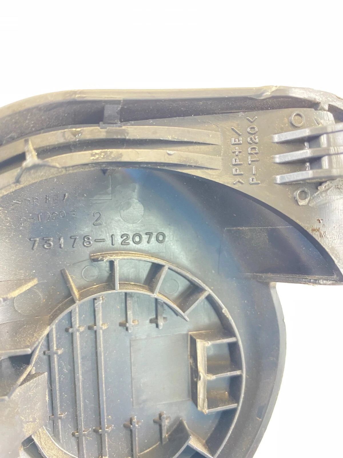 2009 2010 PONTIAC VIBE RIGHT PASSENGER SEAT BELT RETRACTOR BOLT CAP 73233-12020