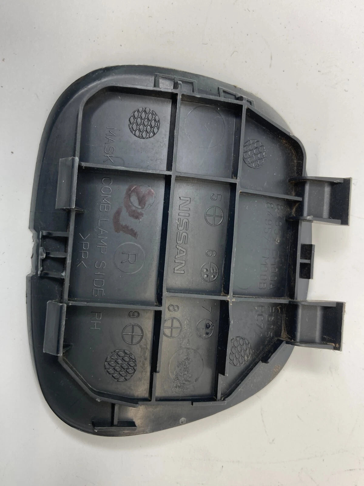 07-12 VERSA HTCBK INNER TRUNK AREA RIGHT TAILLIGHT MASK ACCESS LID 84957-EM00B