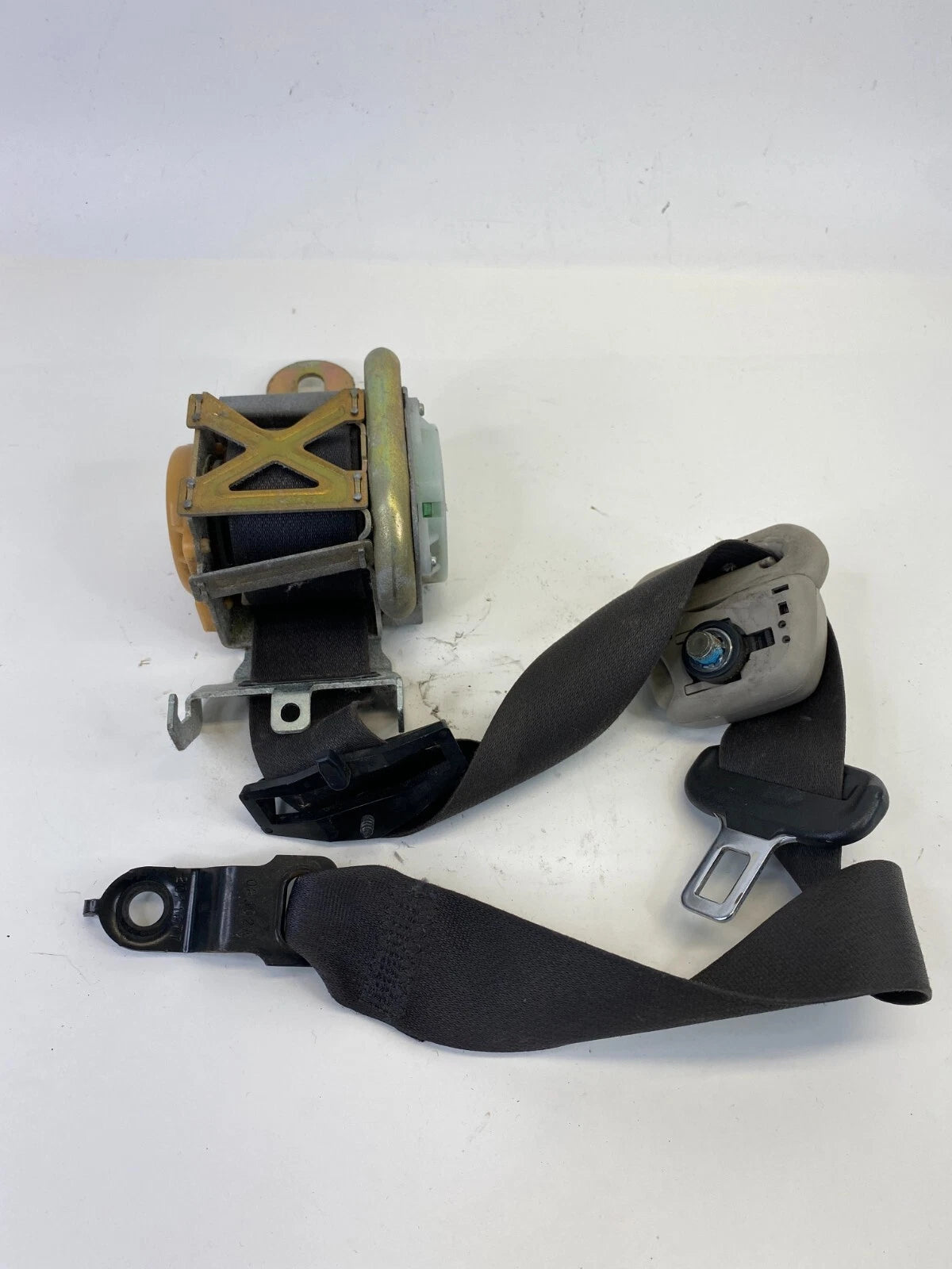 2005 2006 Dodge Magnum Front Left Driver Seat Belt Retractor P0UX531DVAD OEM