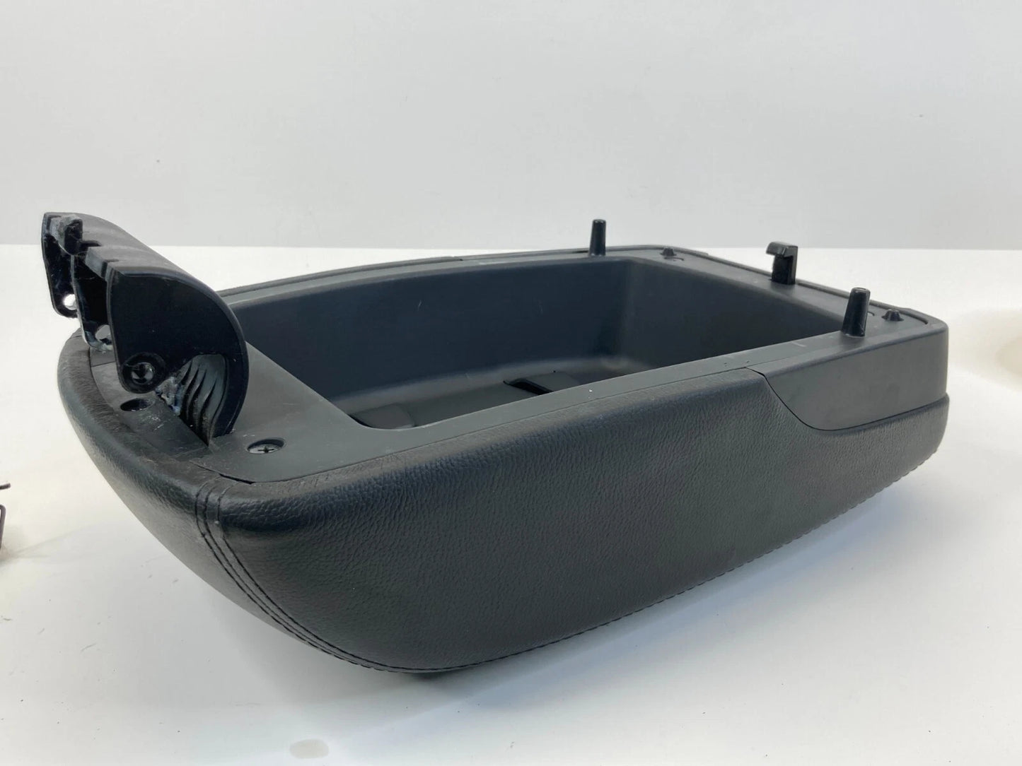 2013-2016 HYUNDAI SANTA FE CENTER CONSOLE ARMREST LID COVER ASSEMBLY LATCH OEM