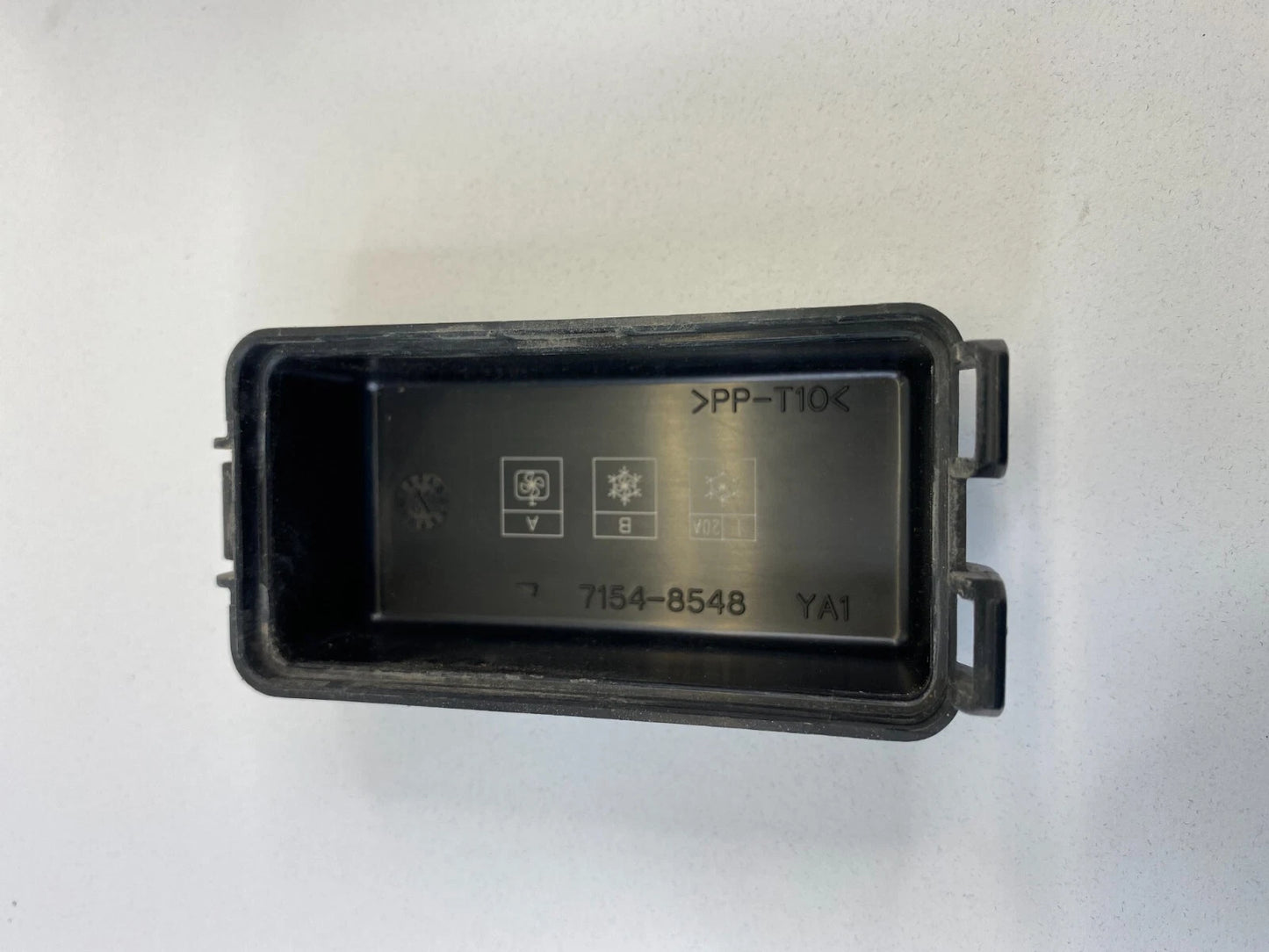 2005 05 MITSUBISHI GALANT UNDER HOOD A/C FUSE RELAY BOX ASSEMBLY MR301971