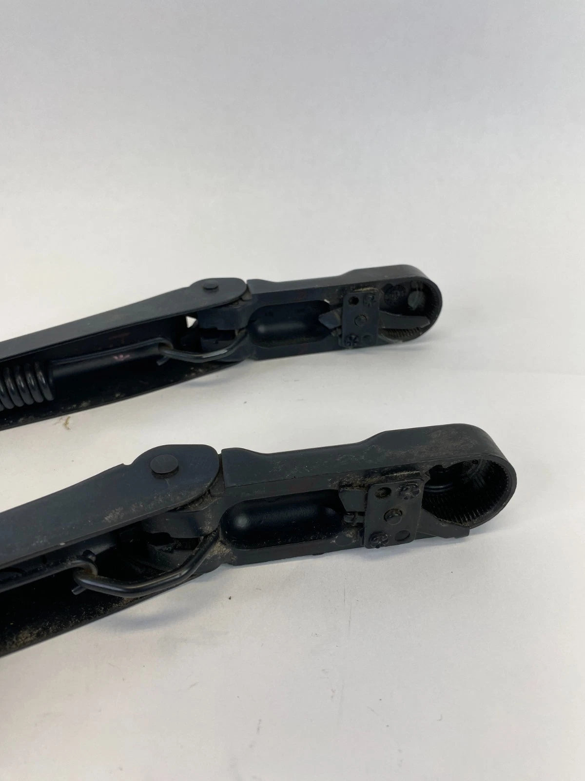2002-2010 FORD EXPLORER FRONT LEFT & RIGHT WINDSHIELD WIPER ARM SET OEM