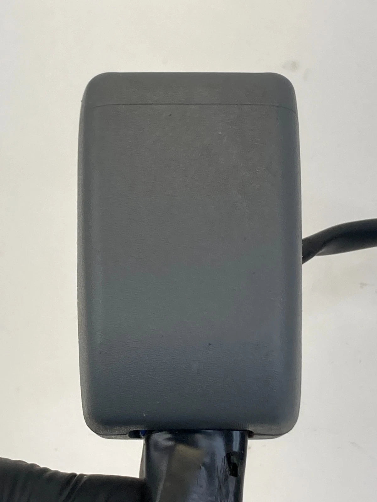 05-10 TOYOTA AVALON FRONT LEFT DRIVER SIDE SEAT BELT BUCKLE 73240-AC070-B1 OEM