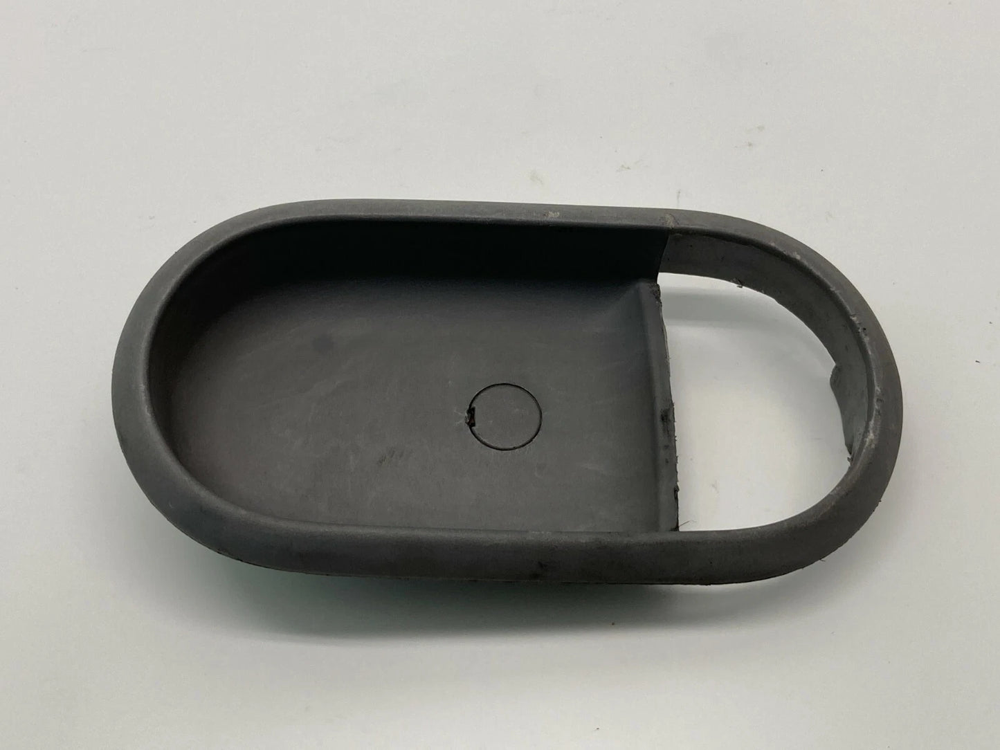 2004 2005 KIA SEDONA FRONT RH PASSENGER INSIDE DOOR HANDLE BEZEL OEM K53A58330