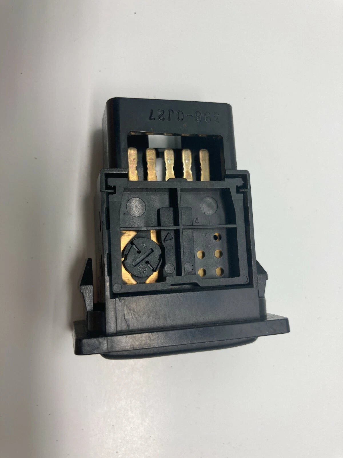 03 04 05 06 07 08 PONTIAC VIBE TRUNK RELEASE OPENER SWITCH BUTTON 153693 OEM