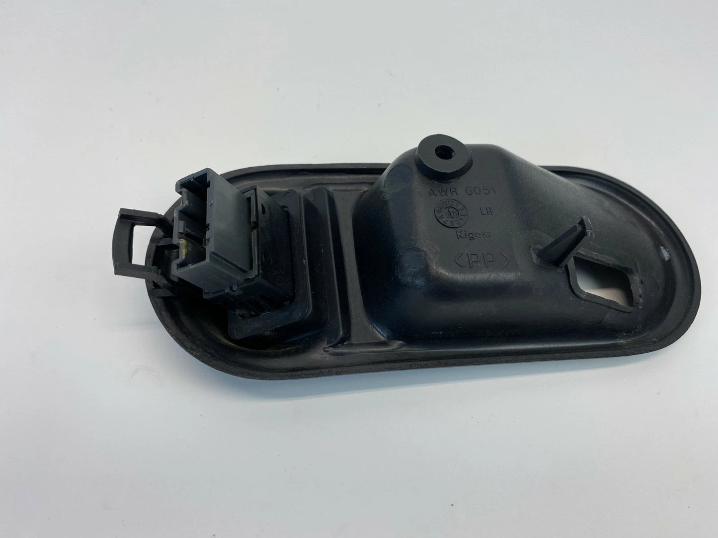 03 04 LAND ROVER DISCOVERY REAR LEFT SIDE INNER DOOR HANDLE BEZEL W/ SWITCH