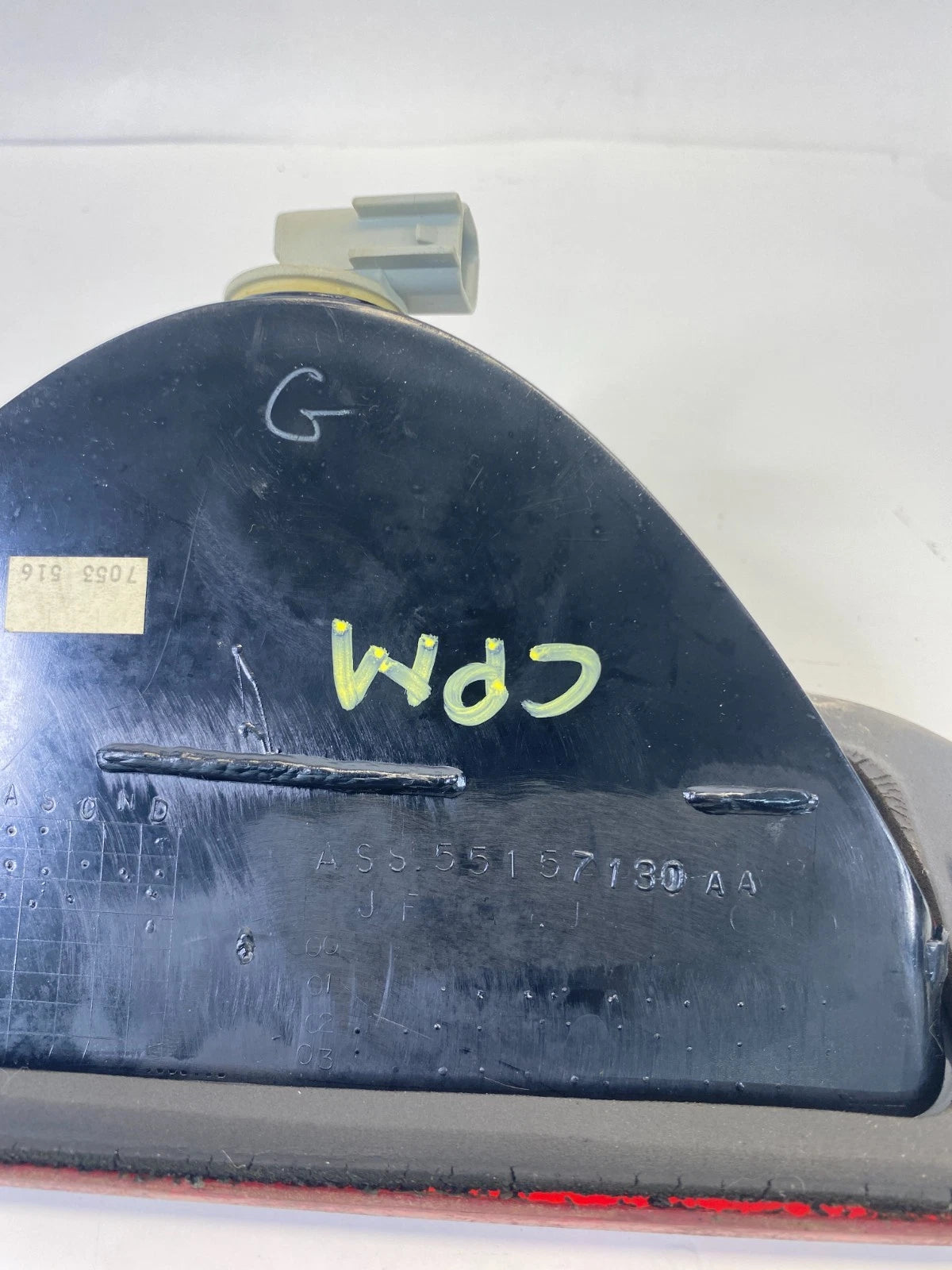 2002-2007 JEEP LIBERTY REAR CENTER HIGH MOUNT STOP LIGHT LAMP 55157130AA OEM
