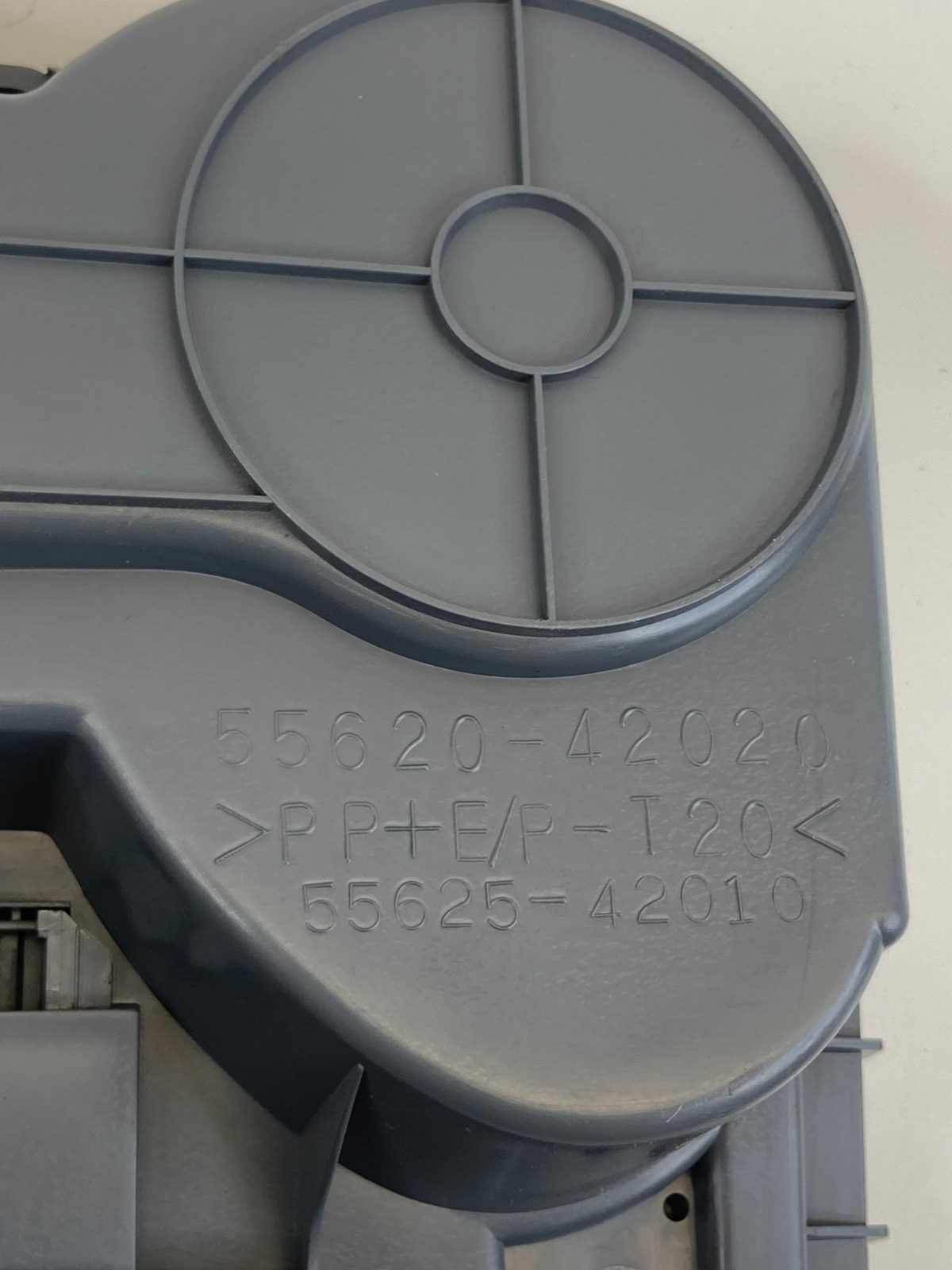 2001-2005 Toyota RAV4 Front Center Console Dual Cup Holder Cupholder 55620-42020