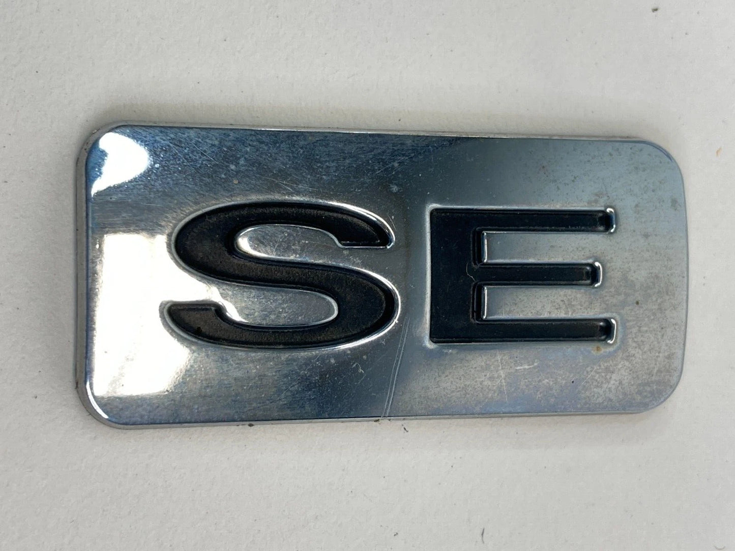 2007-2011 FORD FOCUS SEDAN REAR TRUNK LID NAMEPLATE NAME PLATE ONLY SE TRIM OEM